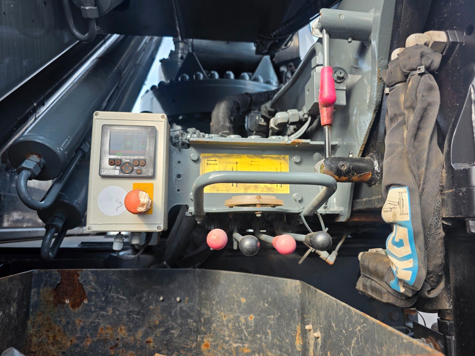 Fahrzeugabbildung Volvo FH 500 6x2 Heckkran MKG HLK 531 HP a5 Funk