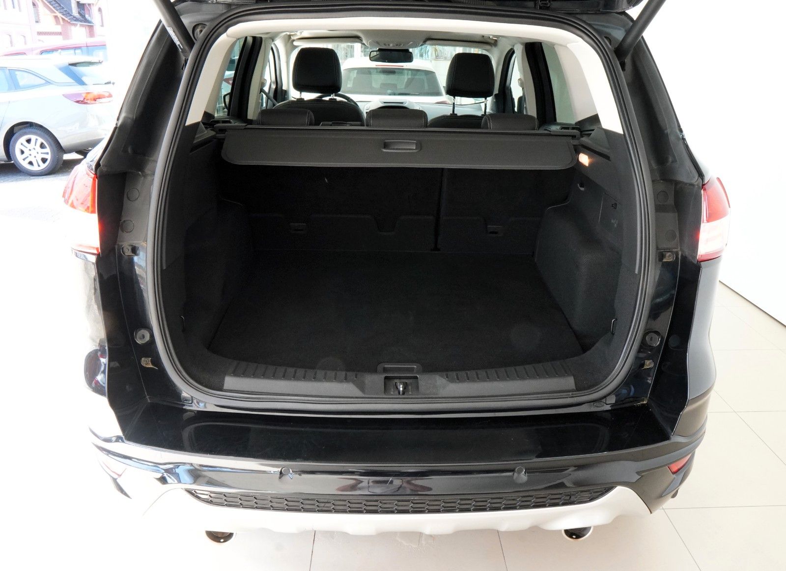 Fahrzeugabbildung Ford Kuga Individual *1.Hand*Autom.*Navi*Leder*Kamera