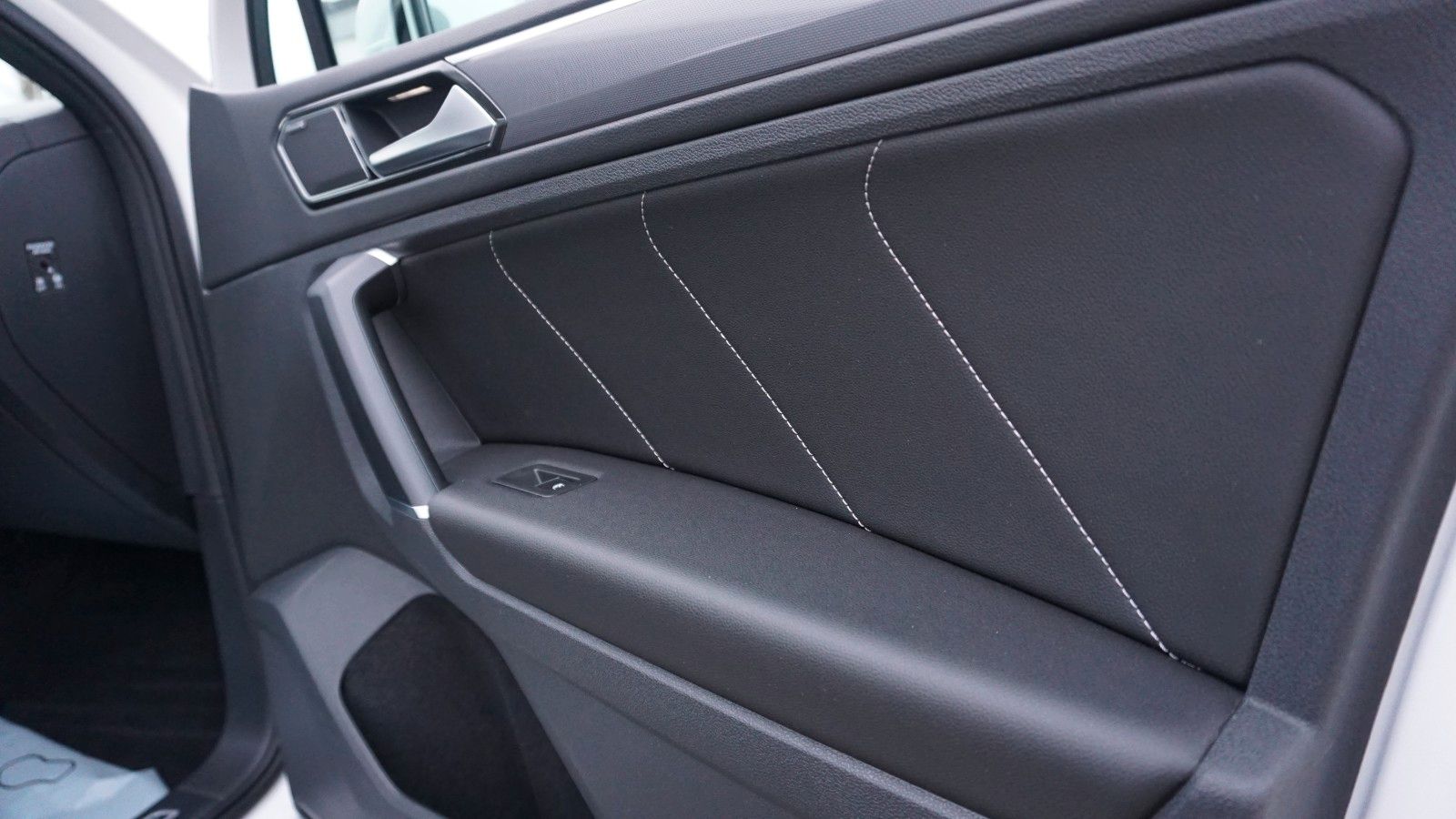 Fahrzeugabbildung Volkswagen Tiguan Highline 4M R-Line Panorama,Navi,LED,AHK