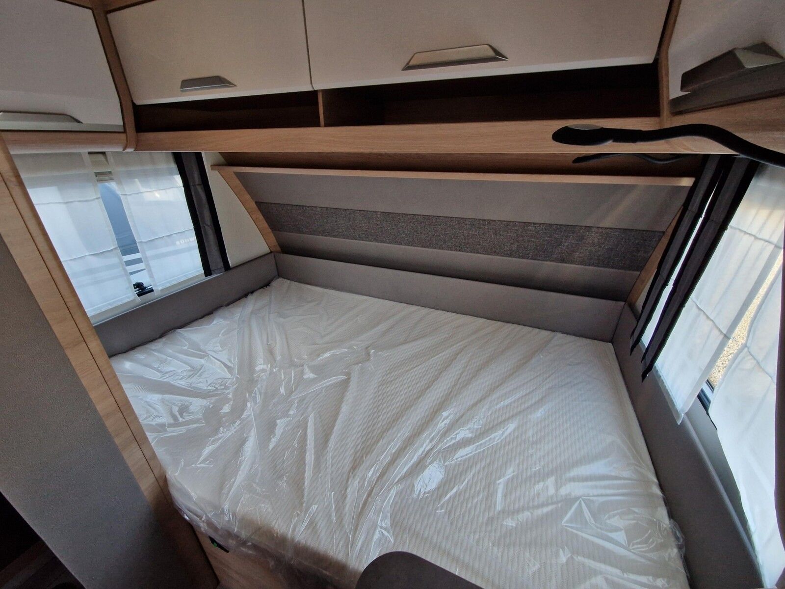 Fahrzeugabbildung Knaus Südwind 420 QD Black Selection