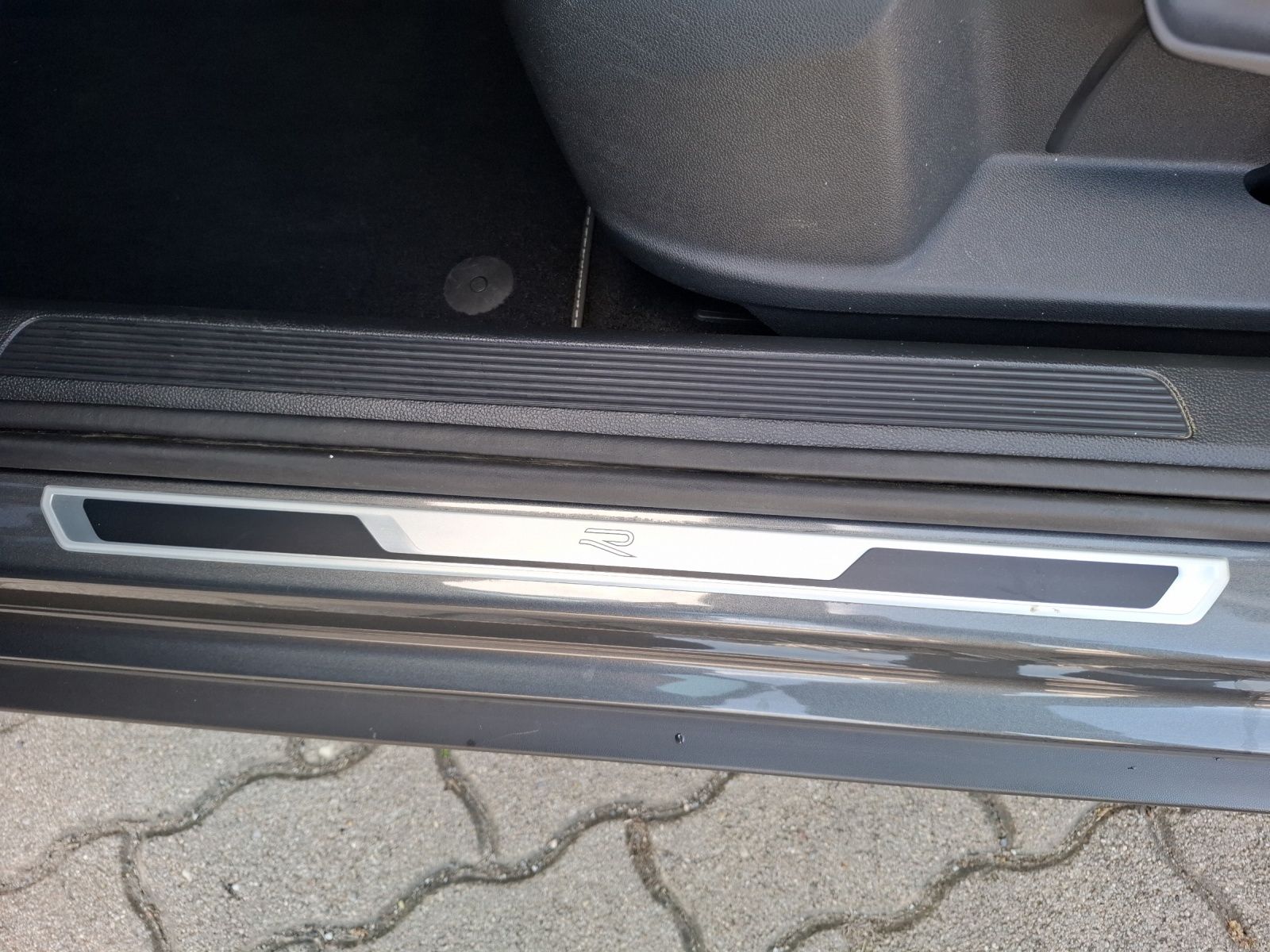Fahrzeugabbildung Volkswagen T-Roc TSI R-Line DSG 4M Matrix Navi AID ACC Park