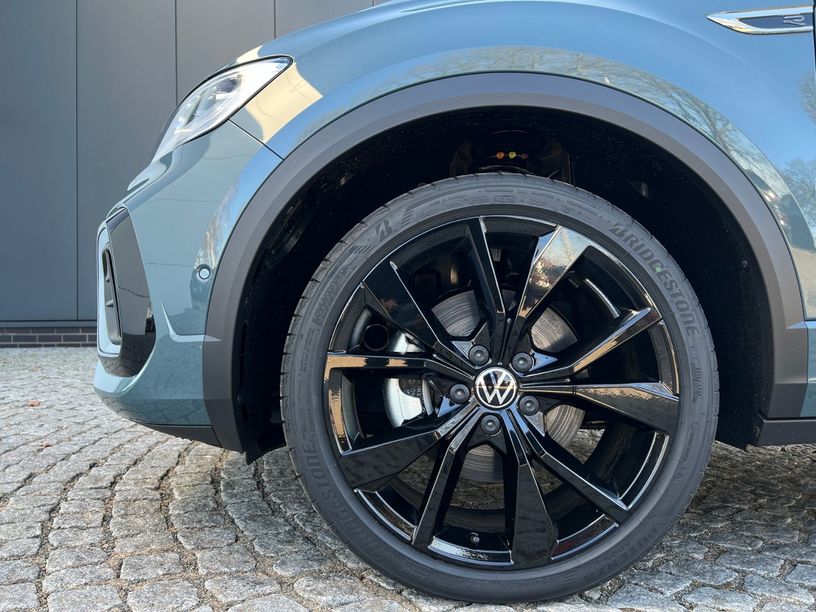 Fahrzeugabbildung Volkswagen T-Roc R-Line 1.5 TSI DSG *AHK, Pano, Black Style