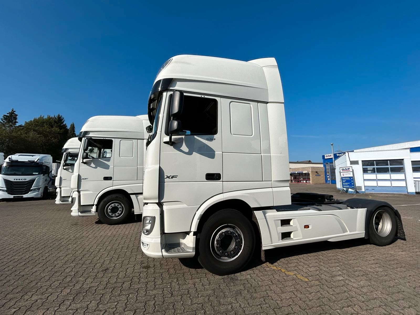 Fahrzeugabbildung DAF 7 Stuck XF 530 FT, Intarder, Klima