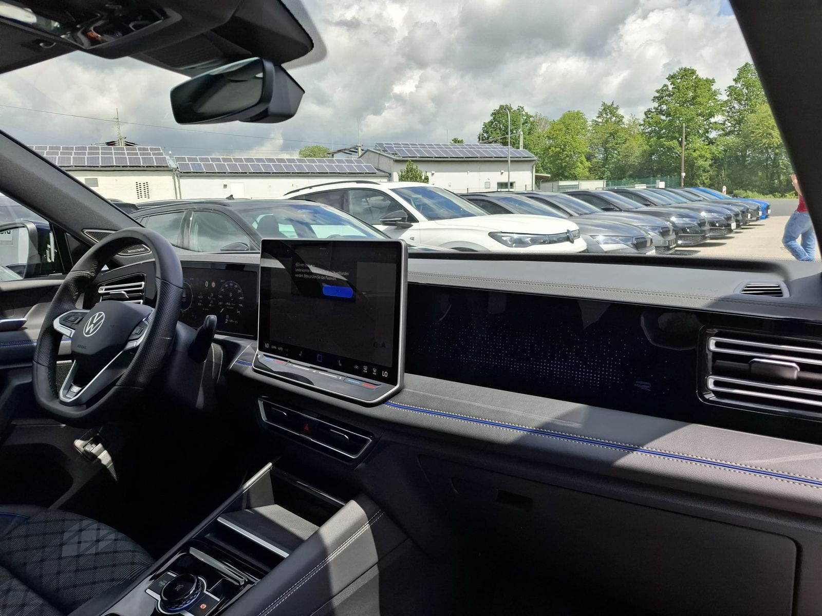 Fahrzeugabbildung Volkswagen Tiguan 2.0 TDI 4M R-Line BLACK*PAN*HK*AHK*MATRIX