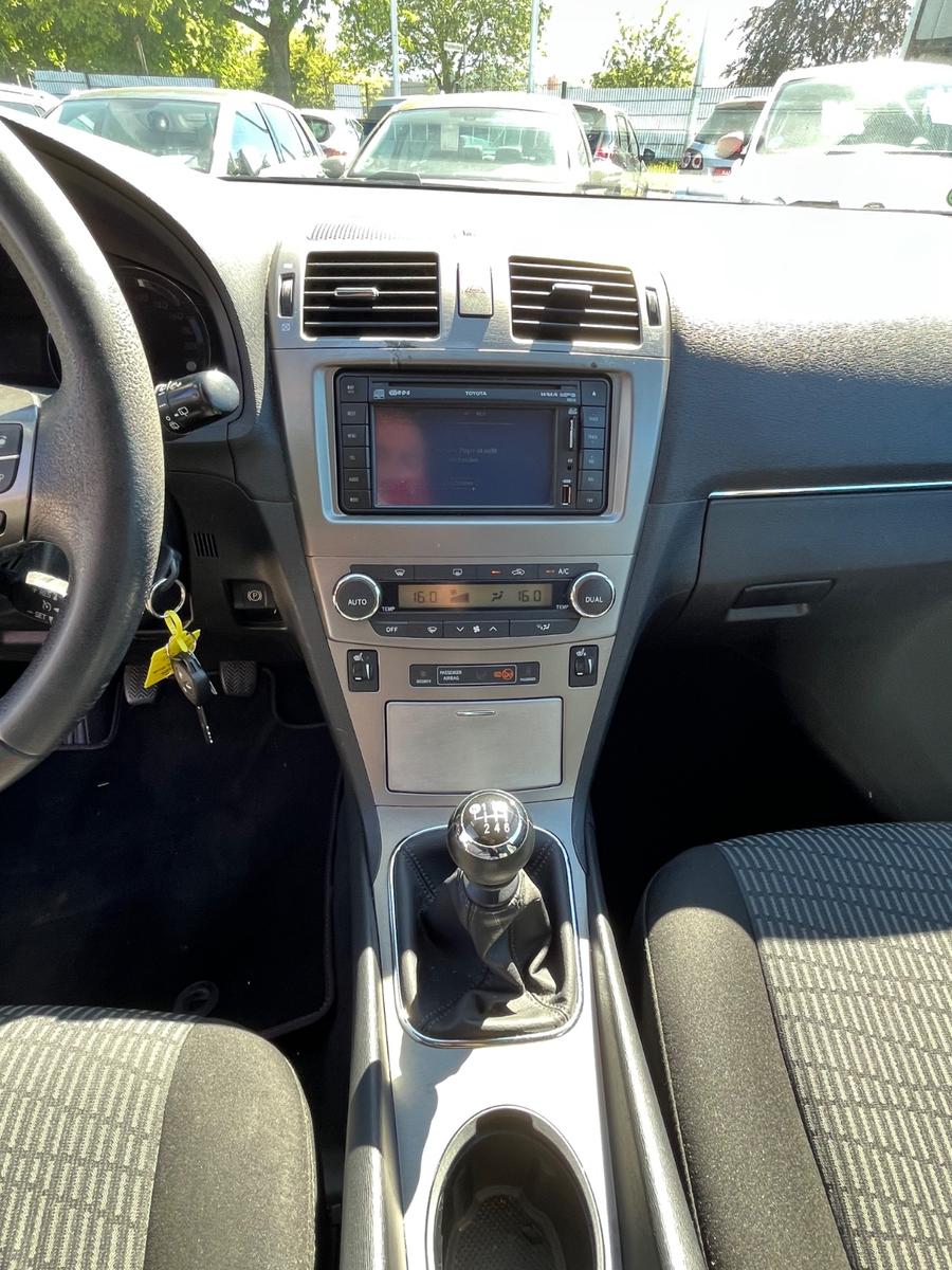 Toyota Avensis 2011 — photo 18