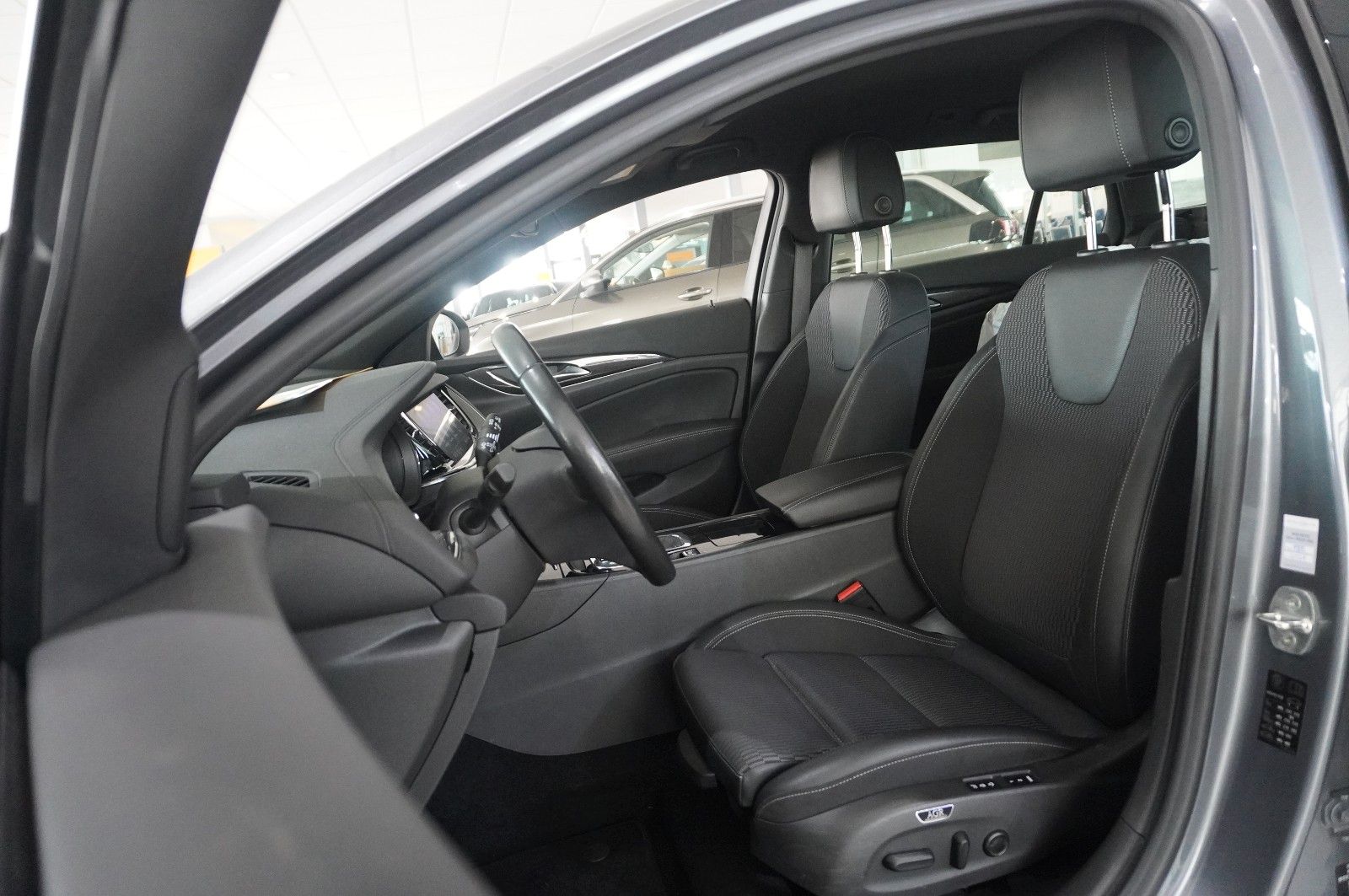 Fahrzeugabbildung Opel Insignia B ST 2.0D ELEGANCE NAVI/SH/KAMERA/SPORT