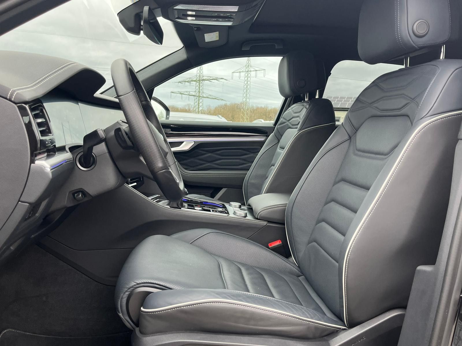 Fahrzeugabbildung Volkswagen Touareg 3.0TDI 4M R-Line VOLL Black 22" UPE 114T