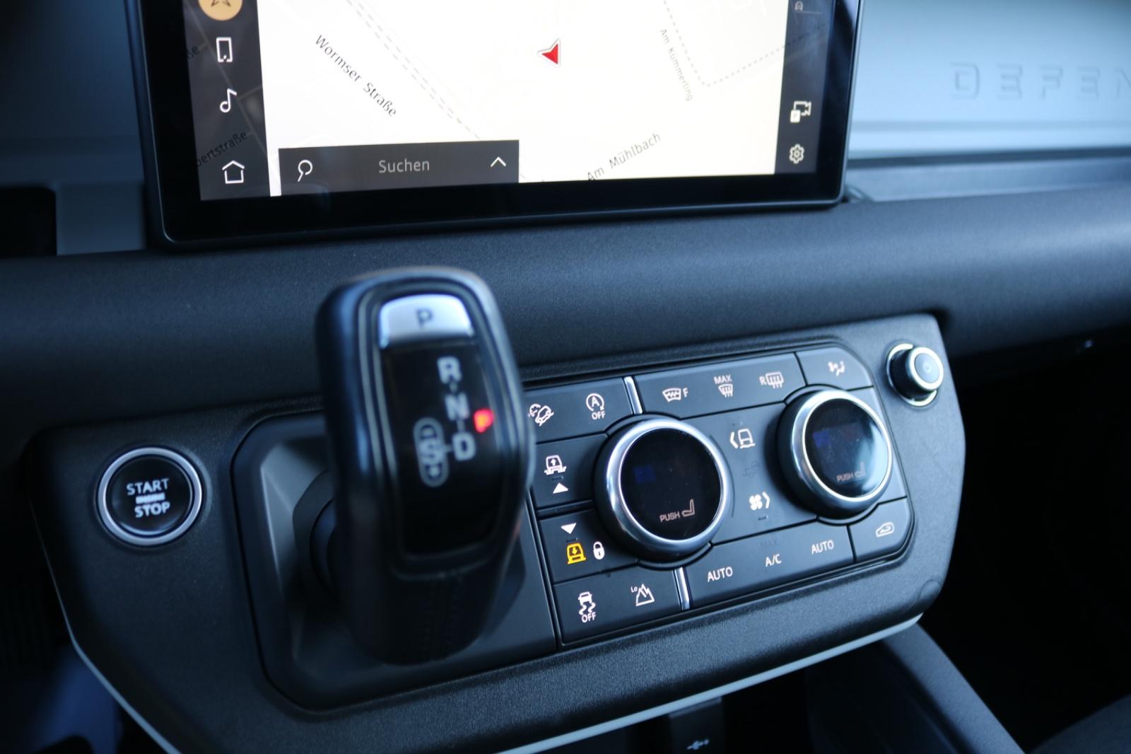 Land Rover Defender D240 S AWD/7 SITZER/PANO/AHK/MERIDIAN
