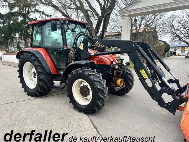 New Holland L 95 DT mit Industriefrontlader und Schaufel