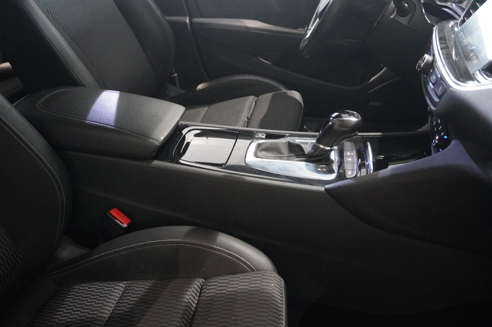 Fahrzeugabbildung Opel Insignia B ST 2.0D ELEGANCE NAVI/HUD/KAMERA/AHK