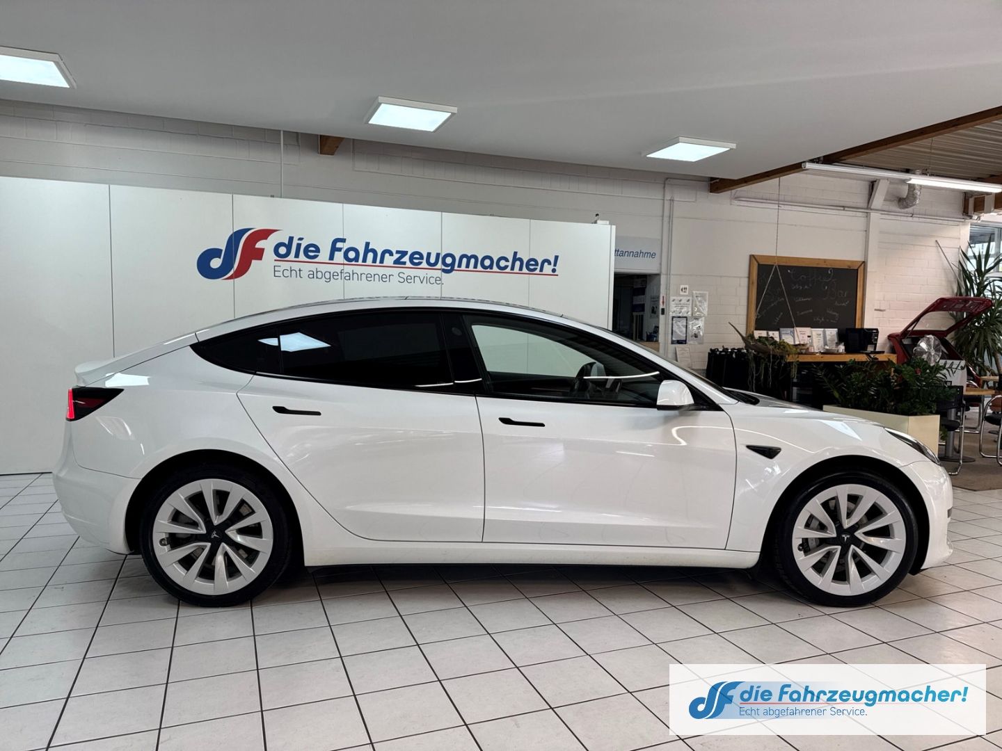 Fahrzeugabbildung Tesla Model 3 Basis RWD Soundsystem ACC El. Heckklappe
