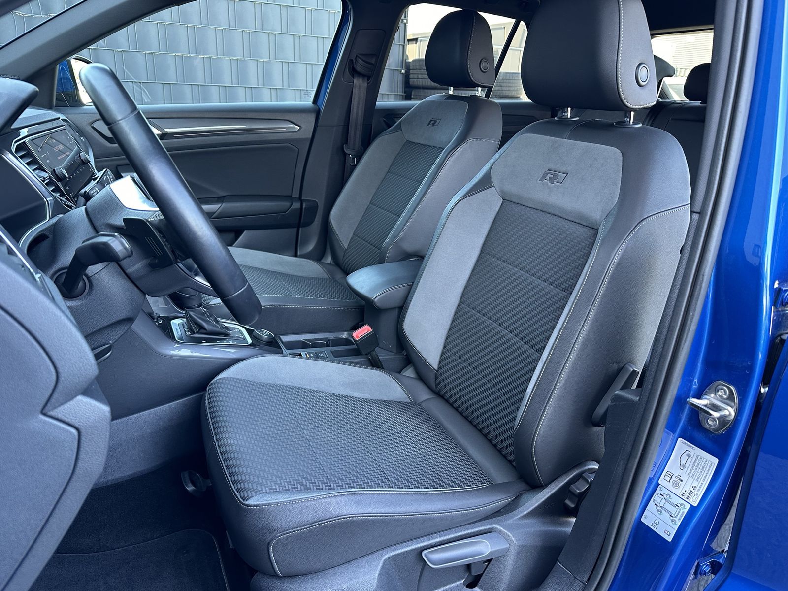 Fahrzeugabbildung Volkswagen T-Roc 2.0 TSI DSG 4M R-Line NAV+LED+ACC+AHK+AID