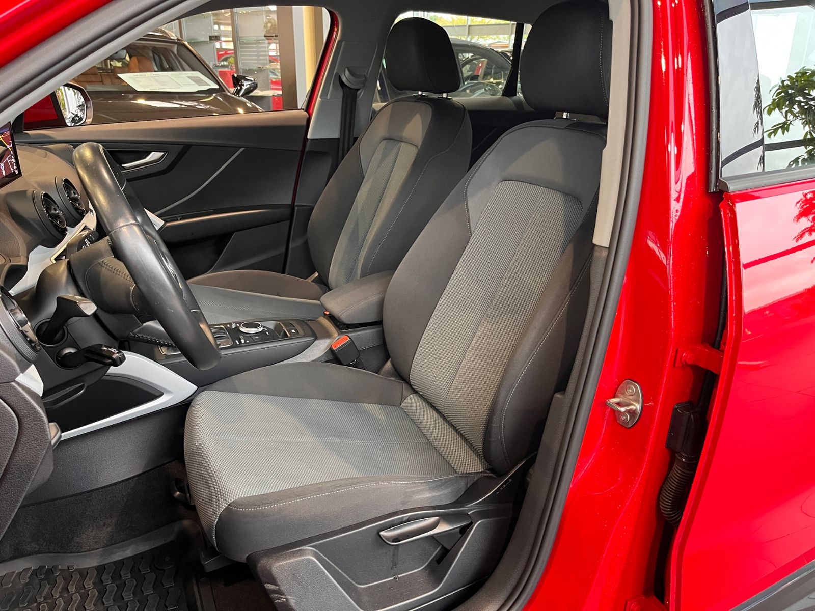 Fahrzeugabbildung Audi Q2 design AHK LED NAV PDC ALU
