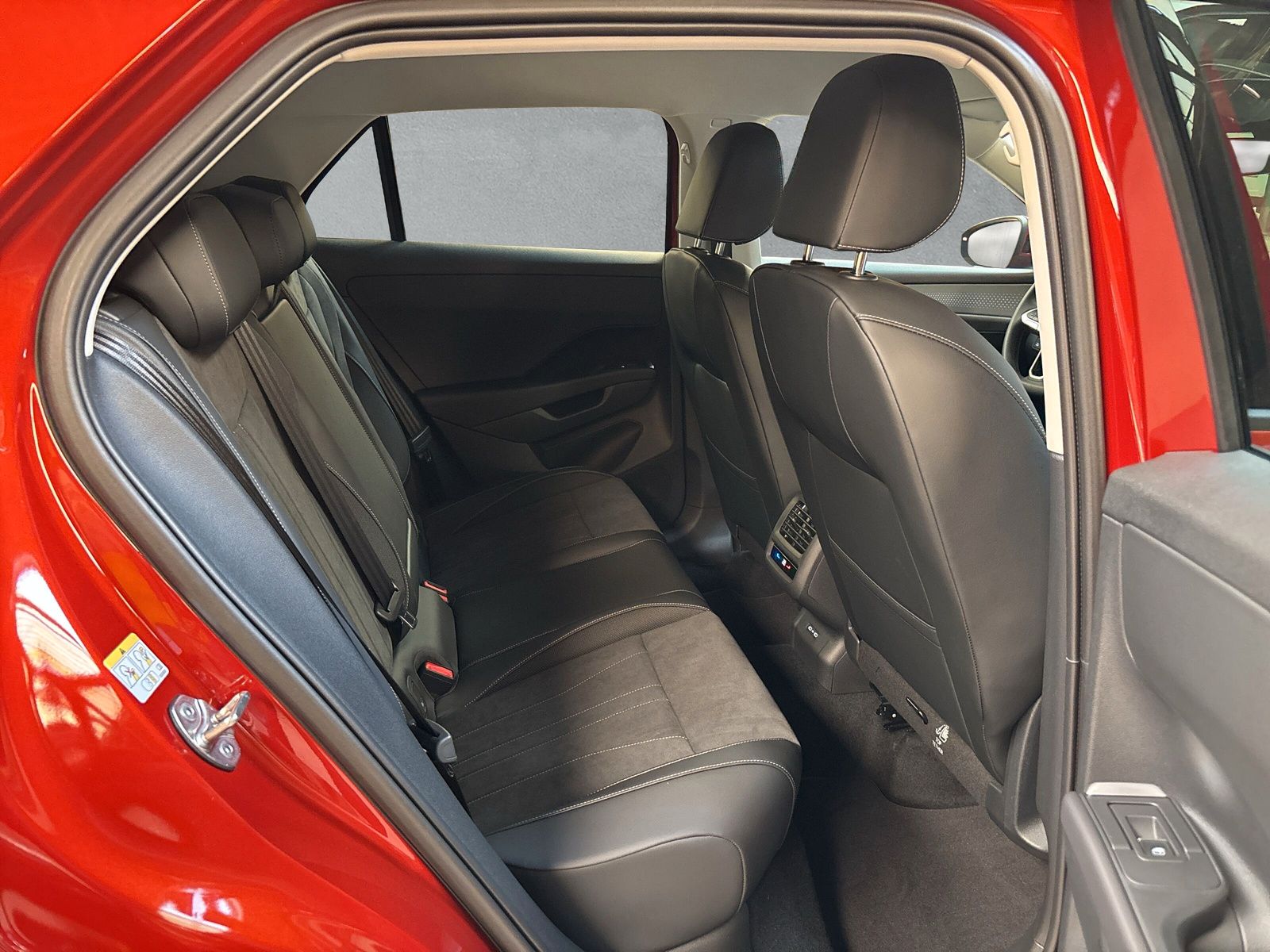 Fahrzeugabbildung Volkswagen T-Roc Life 1,5 eTSI 110kW 7-Gang DSG AHK