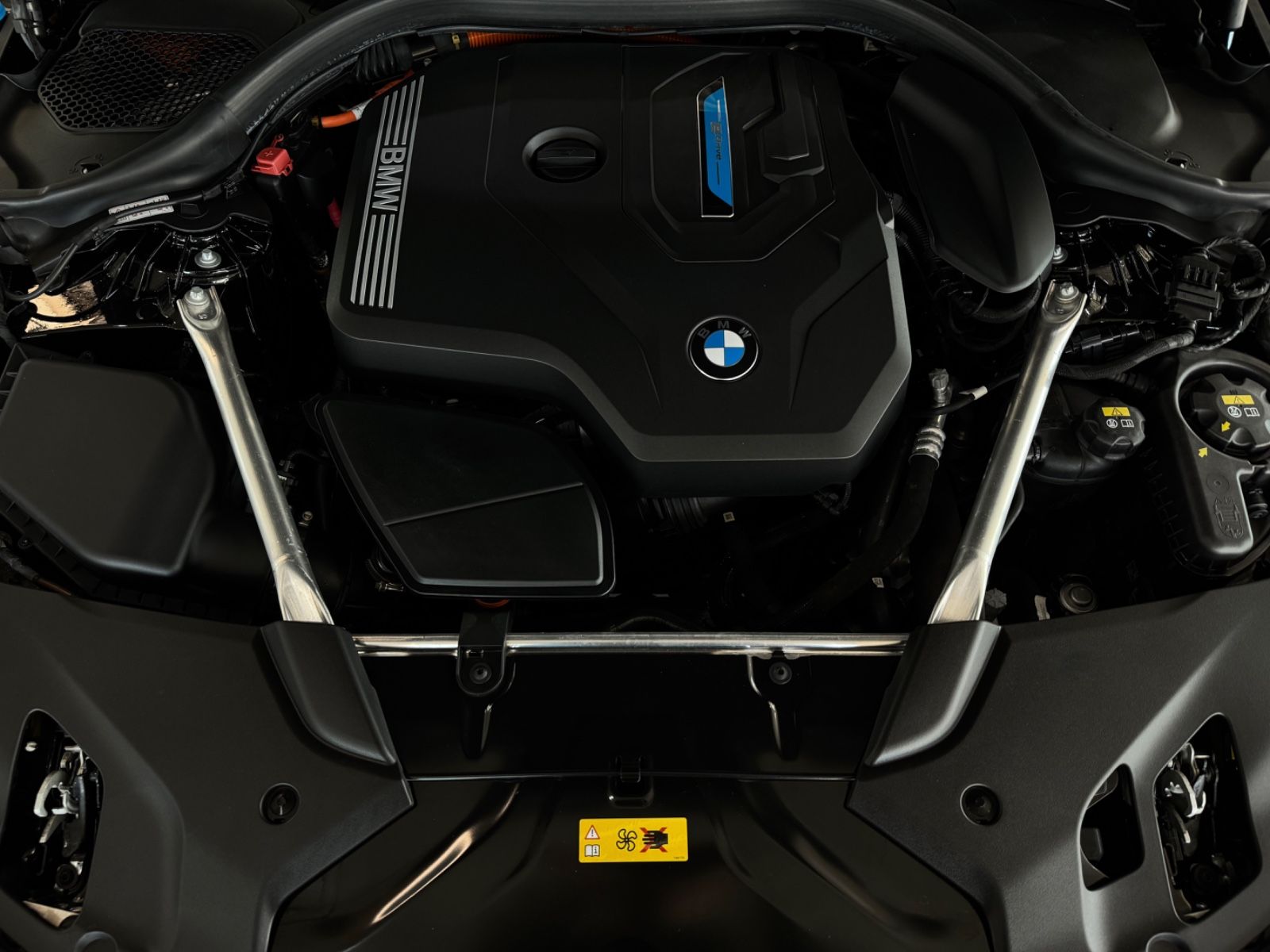 Fahrzeugabbildung BMW 530e M Sport Kamera Laser DAB Alarm HUD Komfort