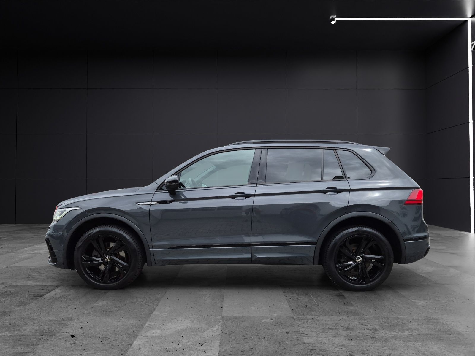 Fahrzeugabbildung Volkswagen Tiguan TSI R-Line 4M DSG Matrix AHK Navi ACC RFK