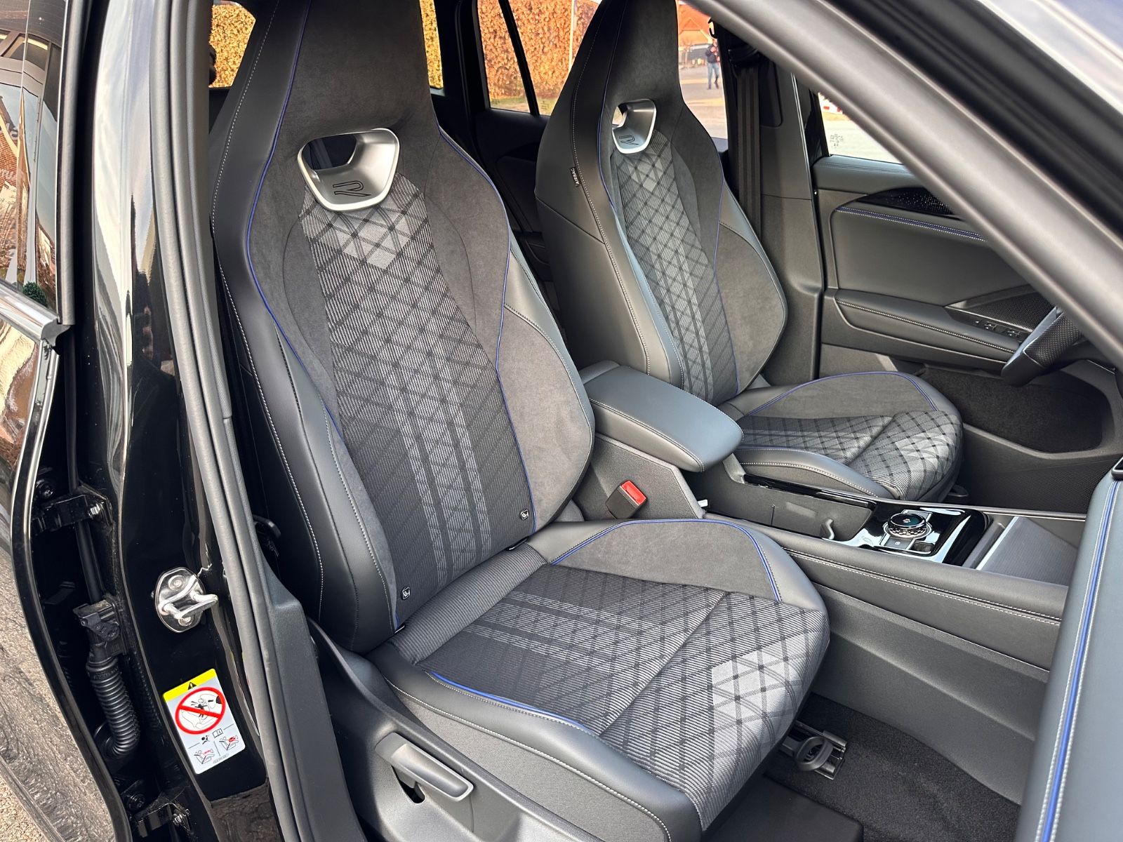Fahrzeugabbildung Volkswagen Tiguan R-Line 1.5 eTSI AHK/Matrix/Navi/APP/ACC