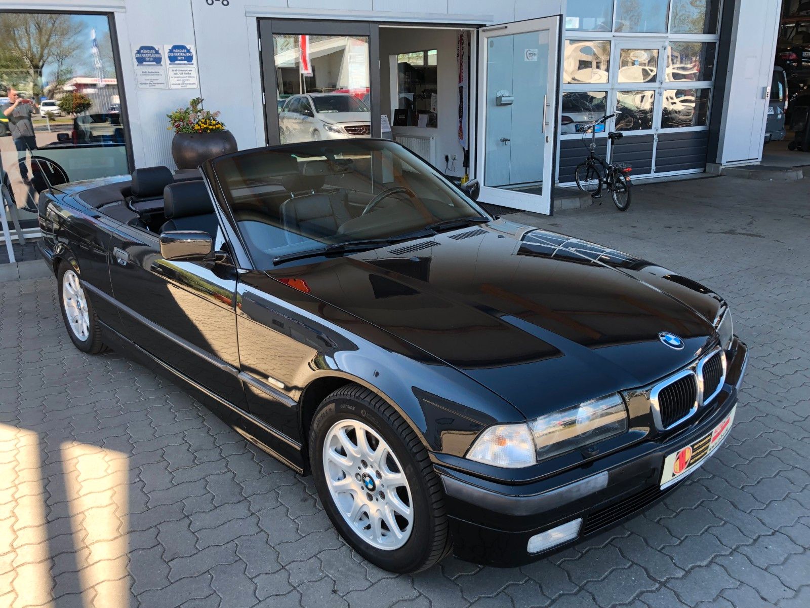Fahrzeugabbildung BMW 328i Cabrio Automatik Leder Tüv 3/28