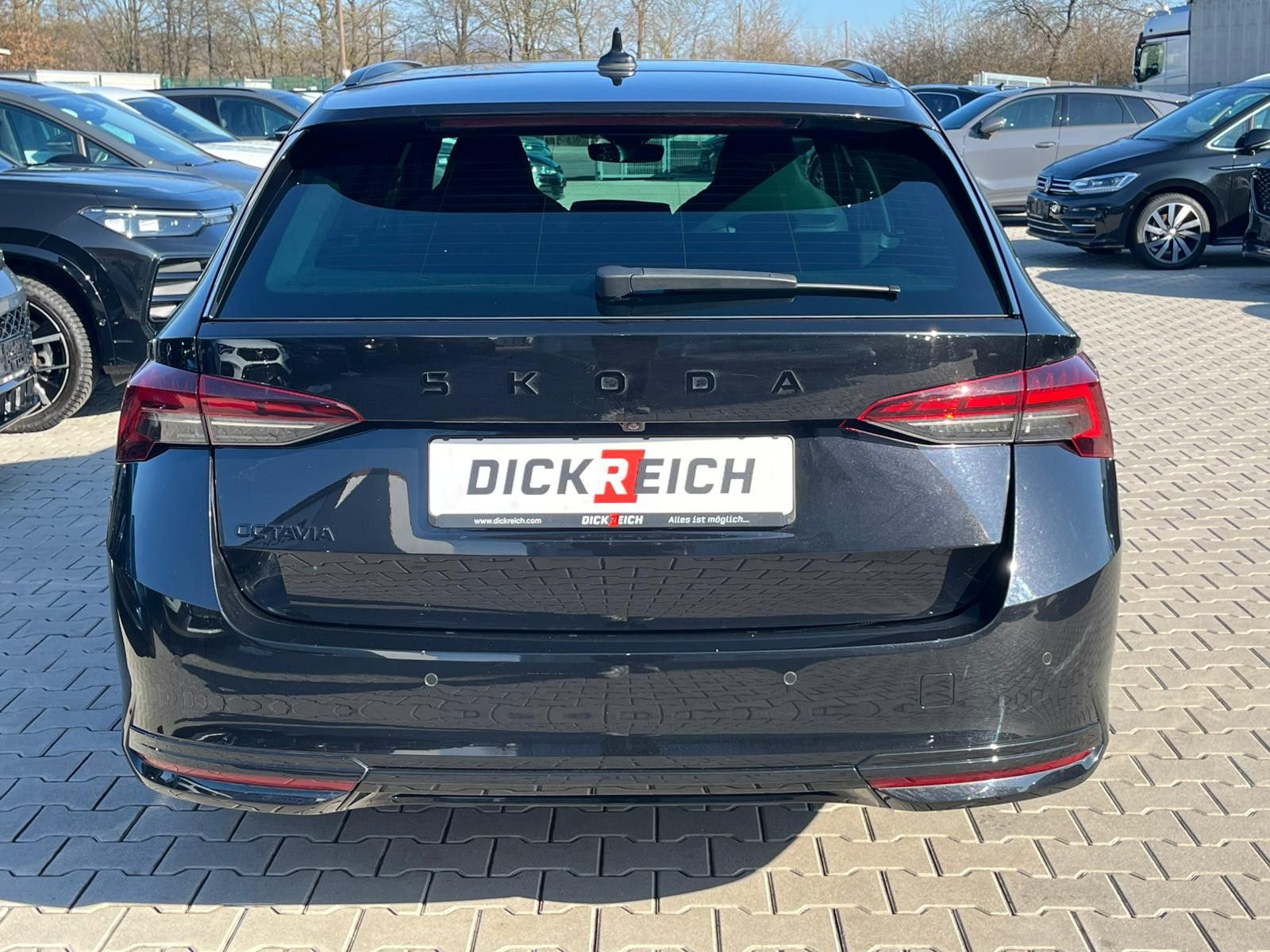 Fahrzeugabbildung SKODA Octavia 1.5 DSG Sportline PANO*MATRIX*AHK*5J.GAR