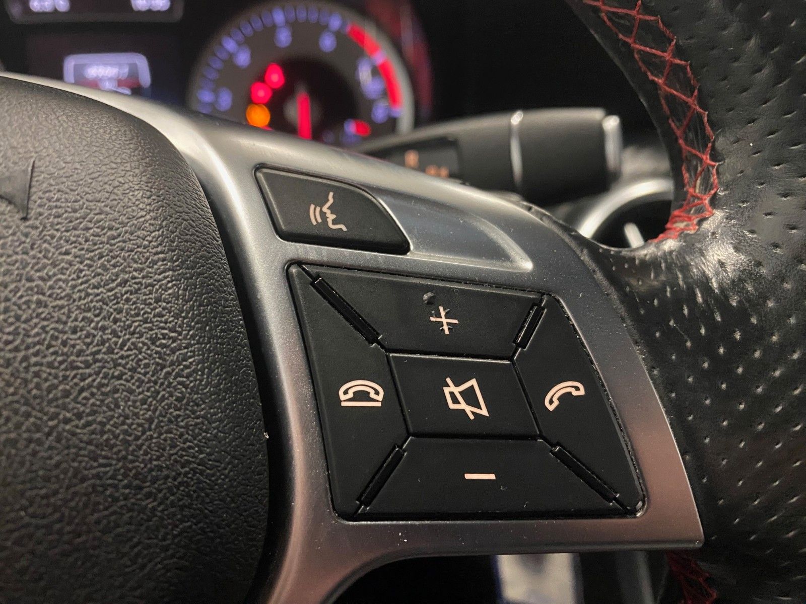 Fahrzeugabbildung Mercedes-Benz A 180 StreetStyle+NAVI+18"+AMG Optik Paket+DCT+