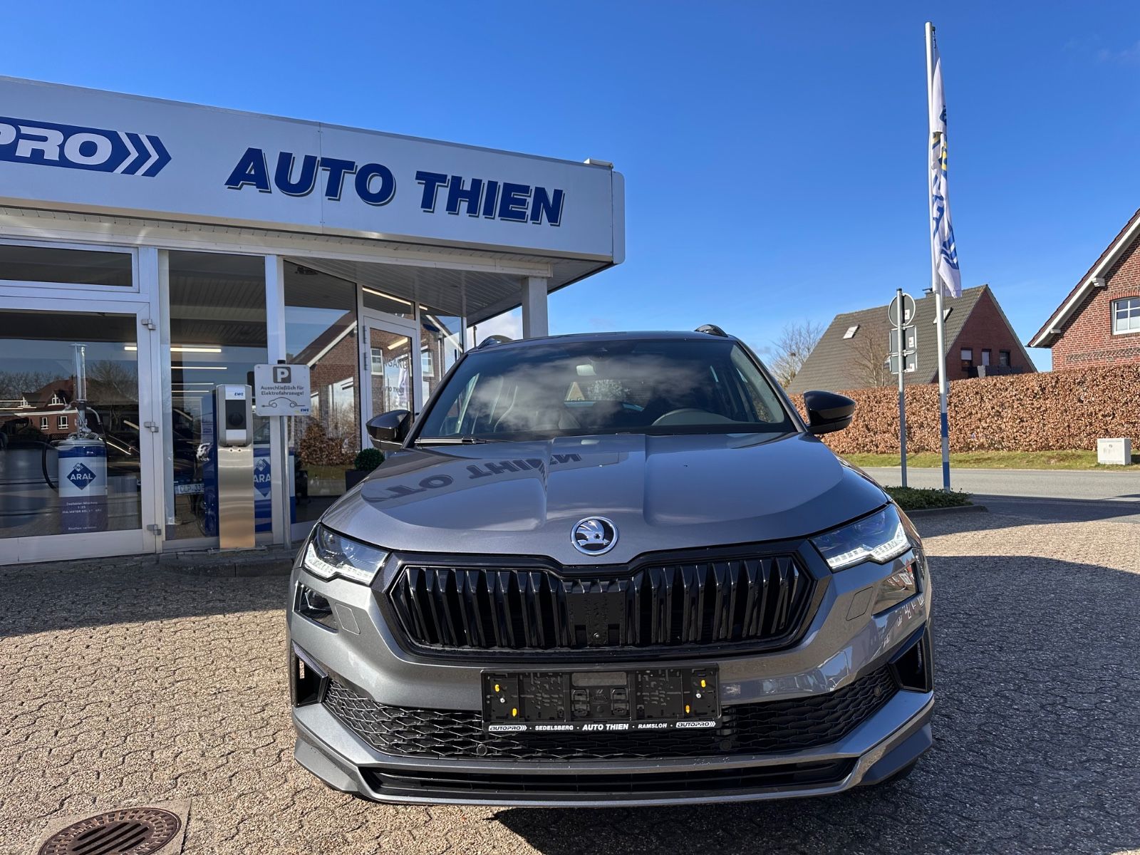 Fahrzeugabbildung SKODA Karoq Sportline 1.5 TSI DSG MATRIX/AHK/ACC/Navi