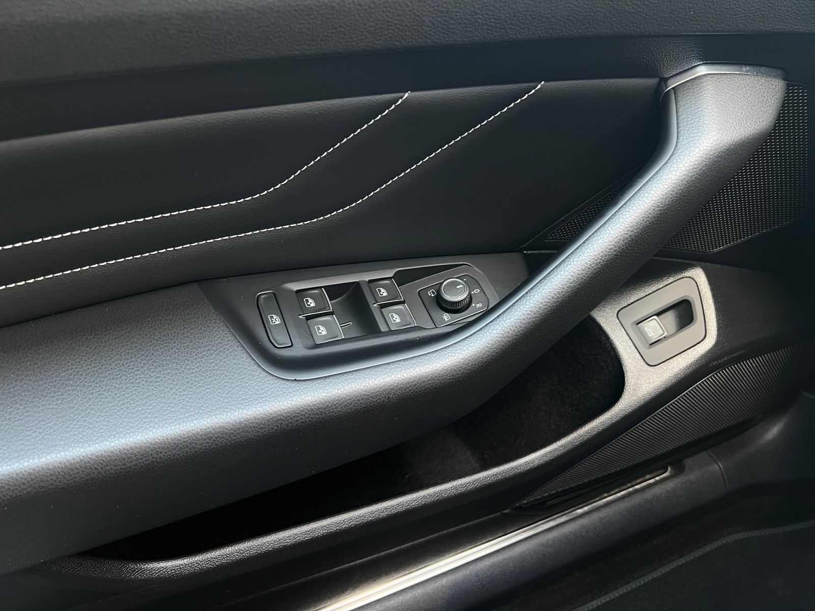 Fahrzeugabbildung Volkswagen Passat Variant Elegance 2.0 TDI DSG *AHK, IQ-Lig