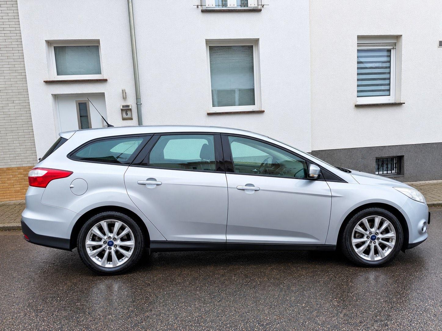 Ford Focus 2013 — rear view