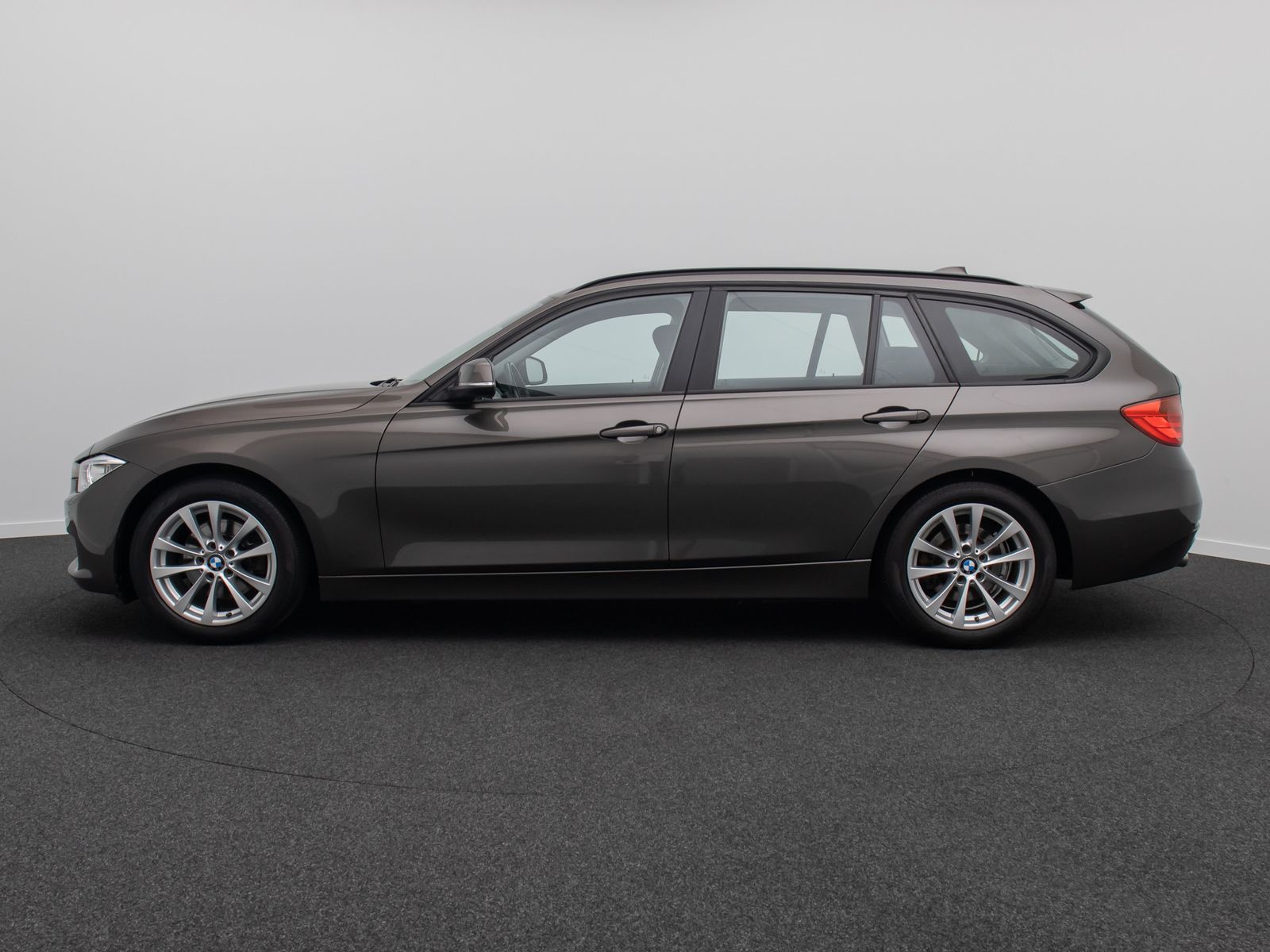 Fahrzeugabbildung BMW 320d GeschwindigReg HUD HiFi Xenon AHK Panorama