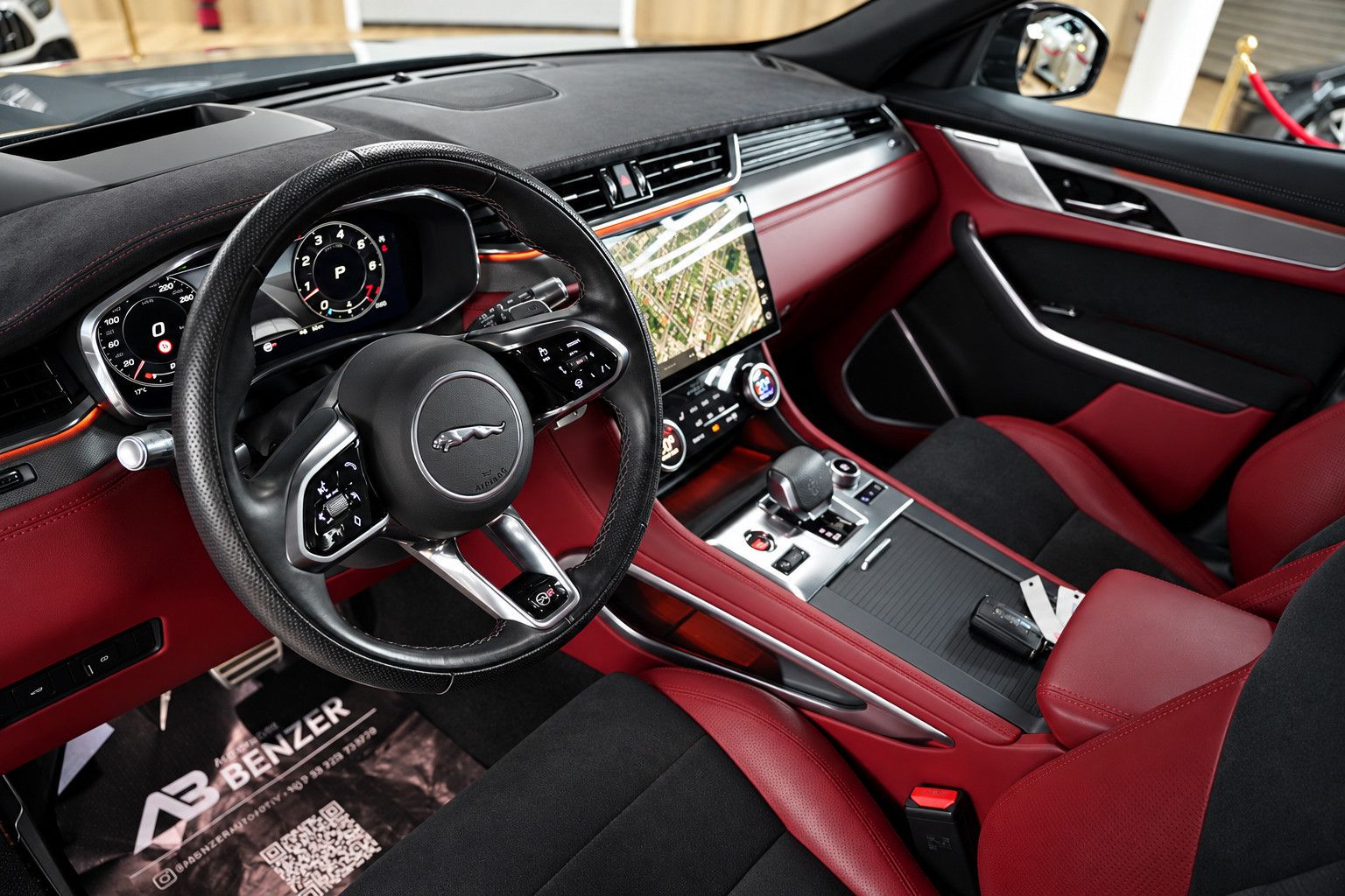 Fahrzeugabbildung Jaguar F-Pace  SVR /PANO/MERIDIAN/HUD/360°KAM/MEMORY