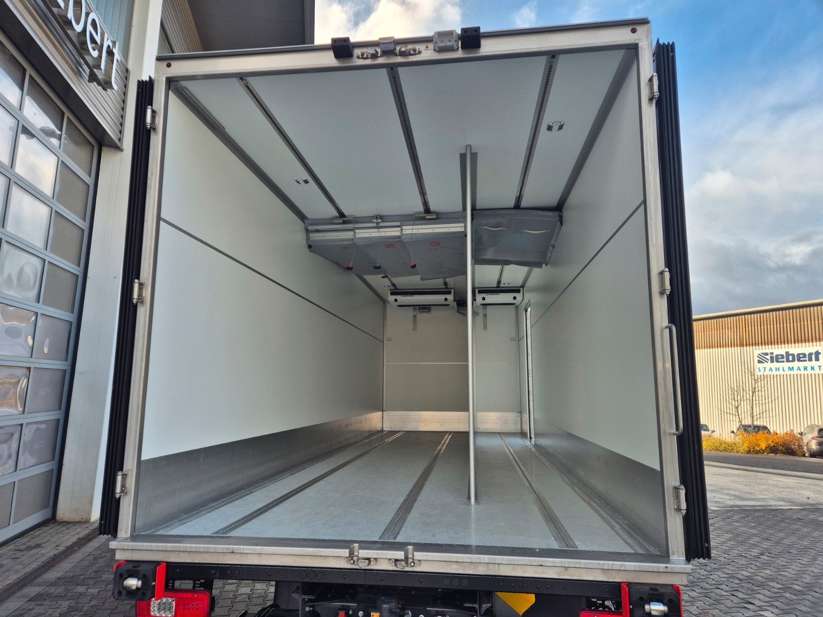 Fahrzeugabbildung Iveco Eurocargo ML160E28 ThermoKing R1200R LBW Tür AHK