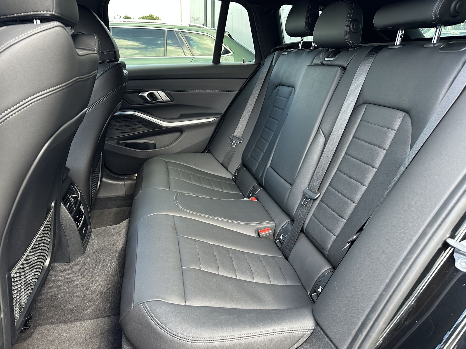 Fahrzeugabbildung BMW 330e Touring xDrive M-Sport NAV+LED+PANO+HEAD-UP