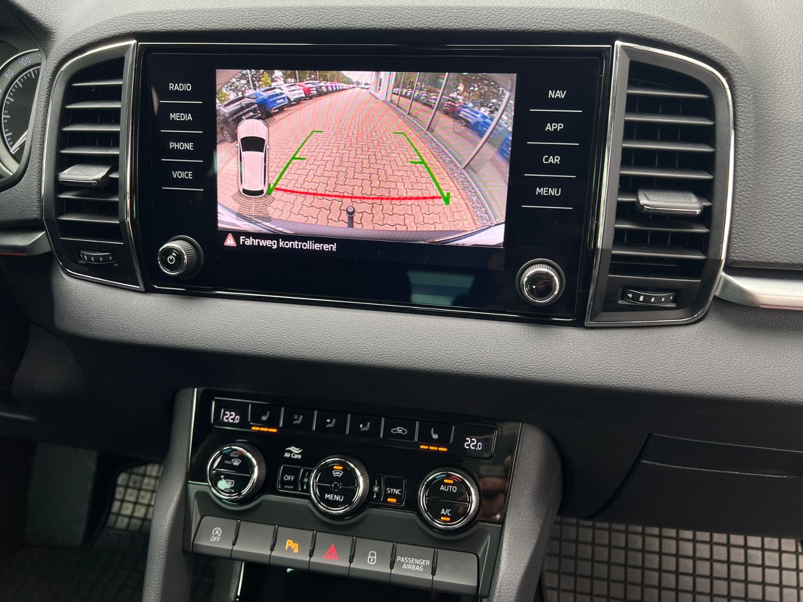 Fahrzeugabbildung SKODA Karoq Style 1.5 TSI DSG *AHK, LED, SmartLink, Ka