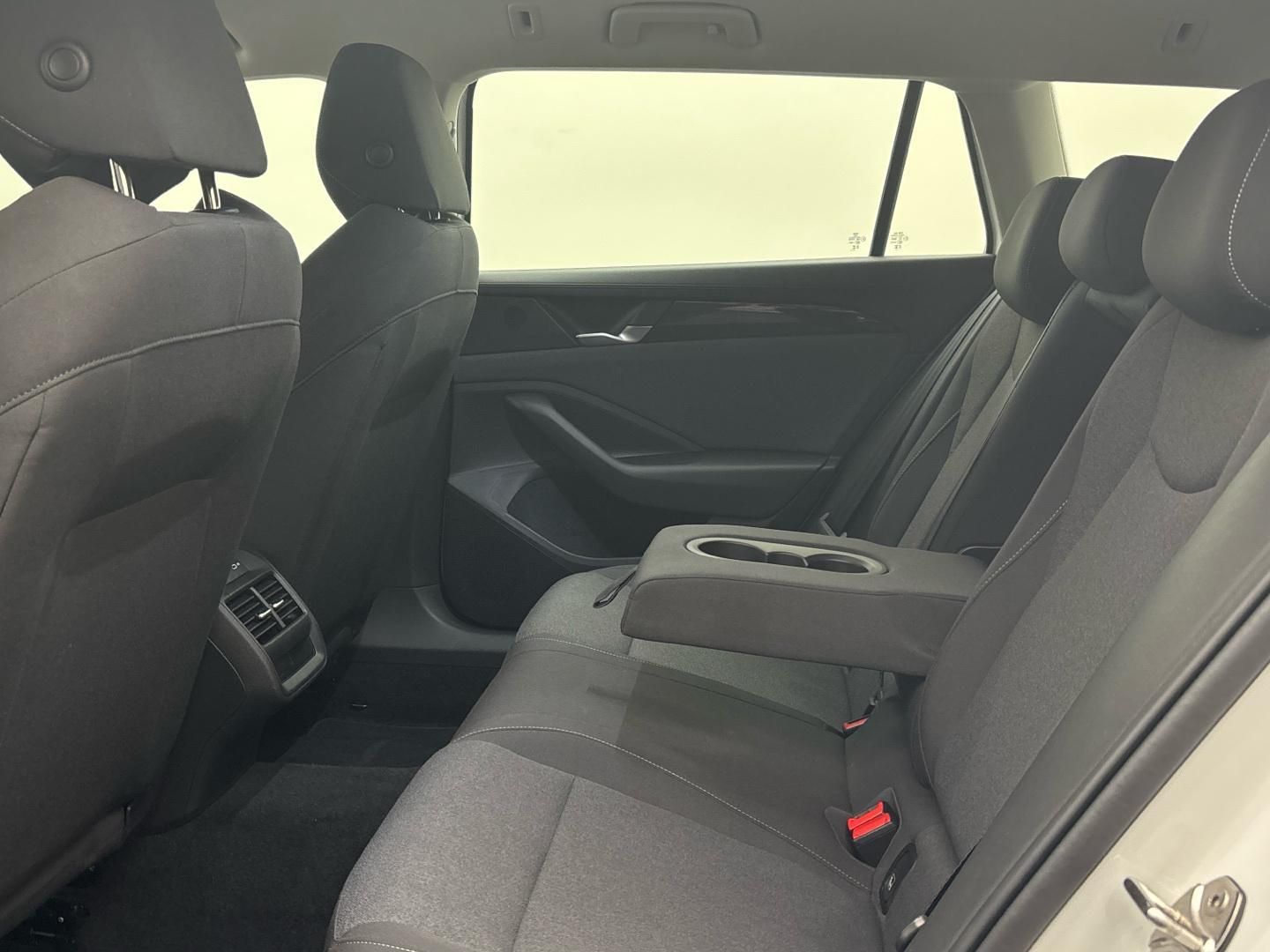 Volkswagen Passat Basis-Modell 1.5 eTSI DSG CarPlay LED ACC foto 11
