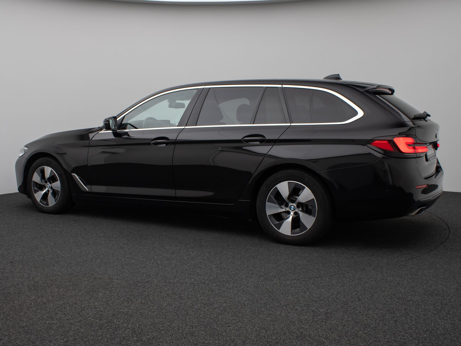 Fahrzeugabbildung BMW 520d Kamera DAB H/K Alarm DisKey Panorama MSport