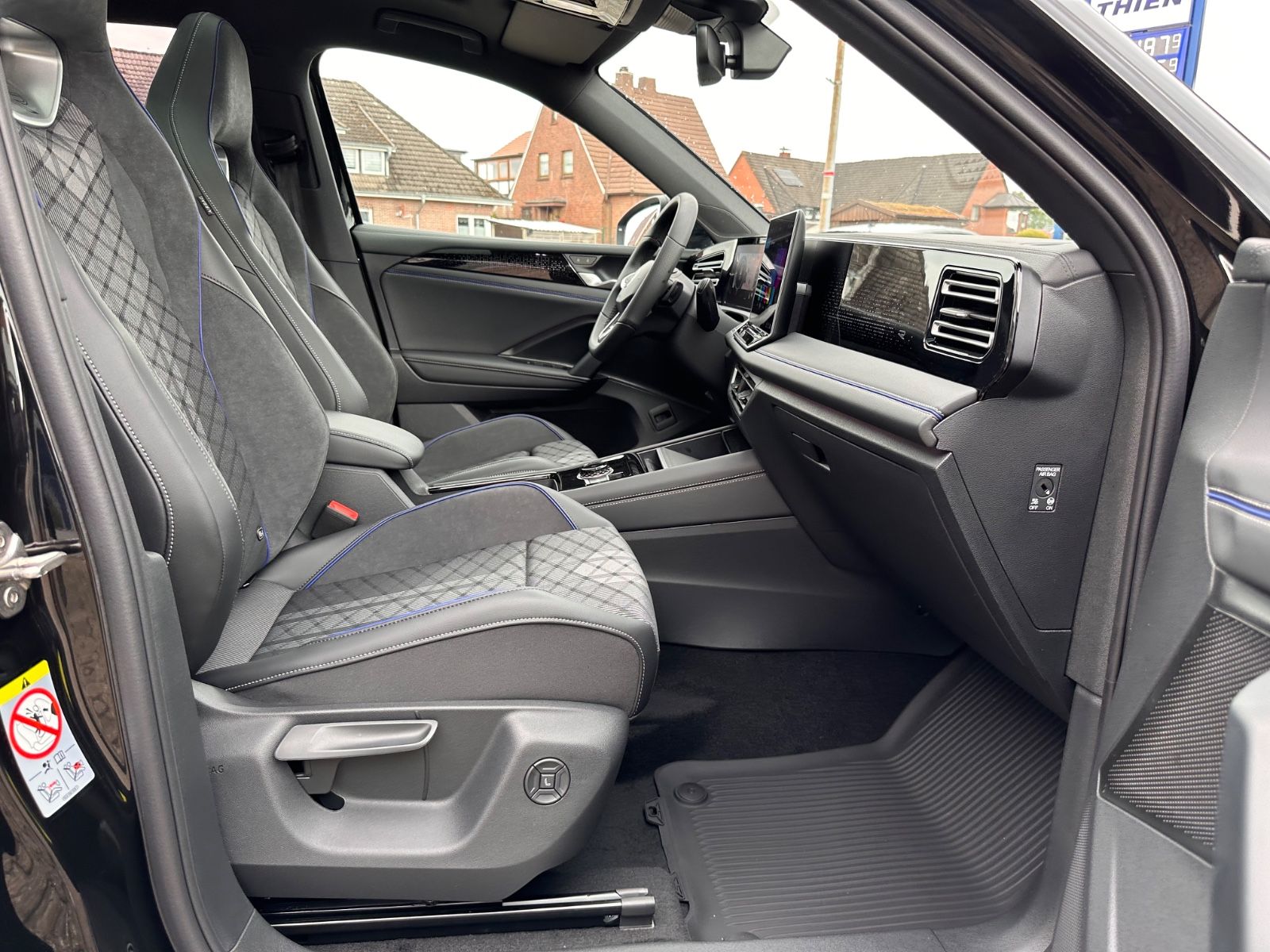 Fahrzeugabbildung Volkswagen Tiguan 2.0 TDI 4M R-Line AHK/Black/Pano/ACC/LED