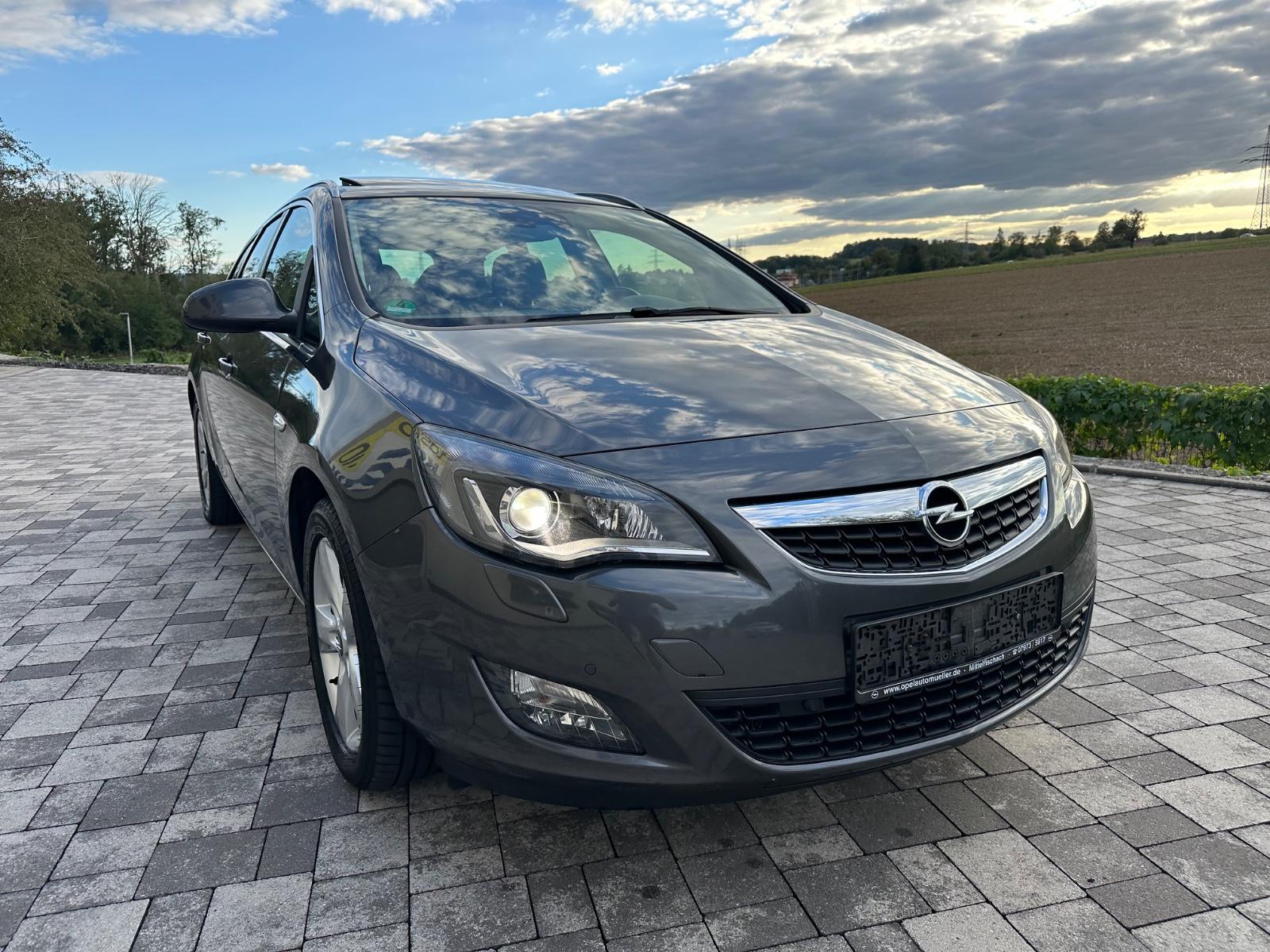 Opel Astra 2011 — interior