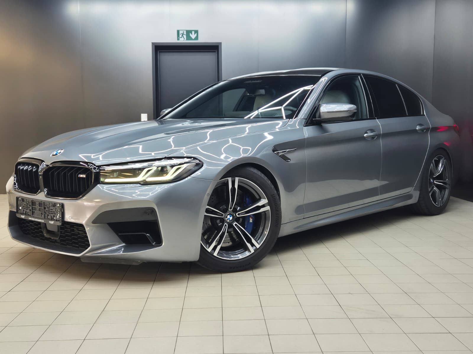 Fahrzeugabbildung BMW M5 Lim. >CARBON+SOFT+LED+HEAD+H&K+MEMO+ACC+360°+