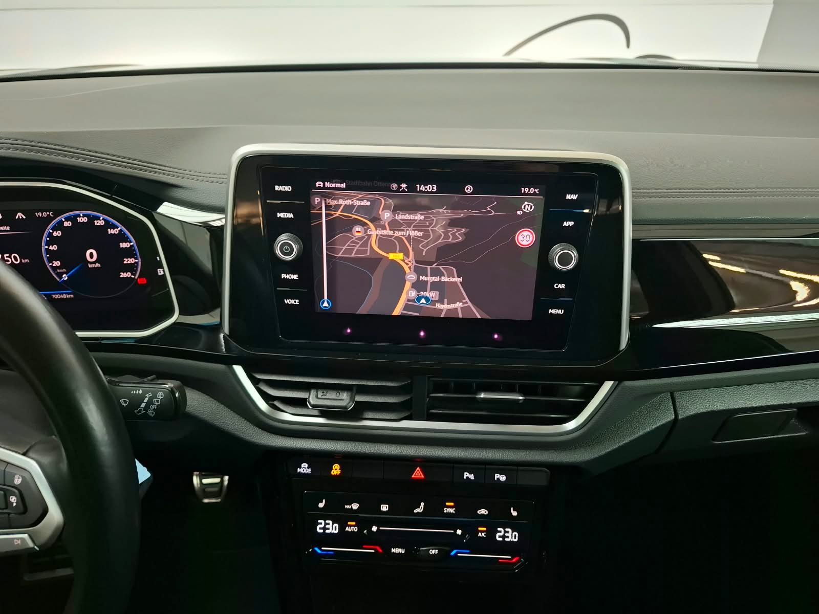 Fahrzeugabbildung Volkswagen T-Roc R-Line 1.5 TSI 6-Gang +AHK +LED+ACC+Kamera