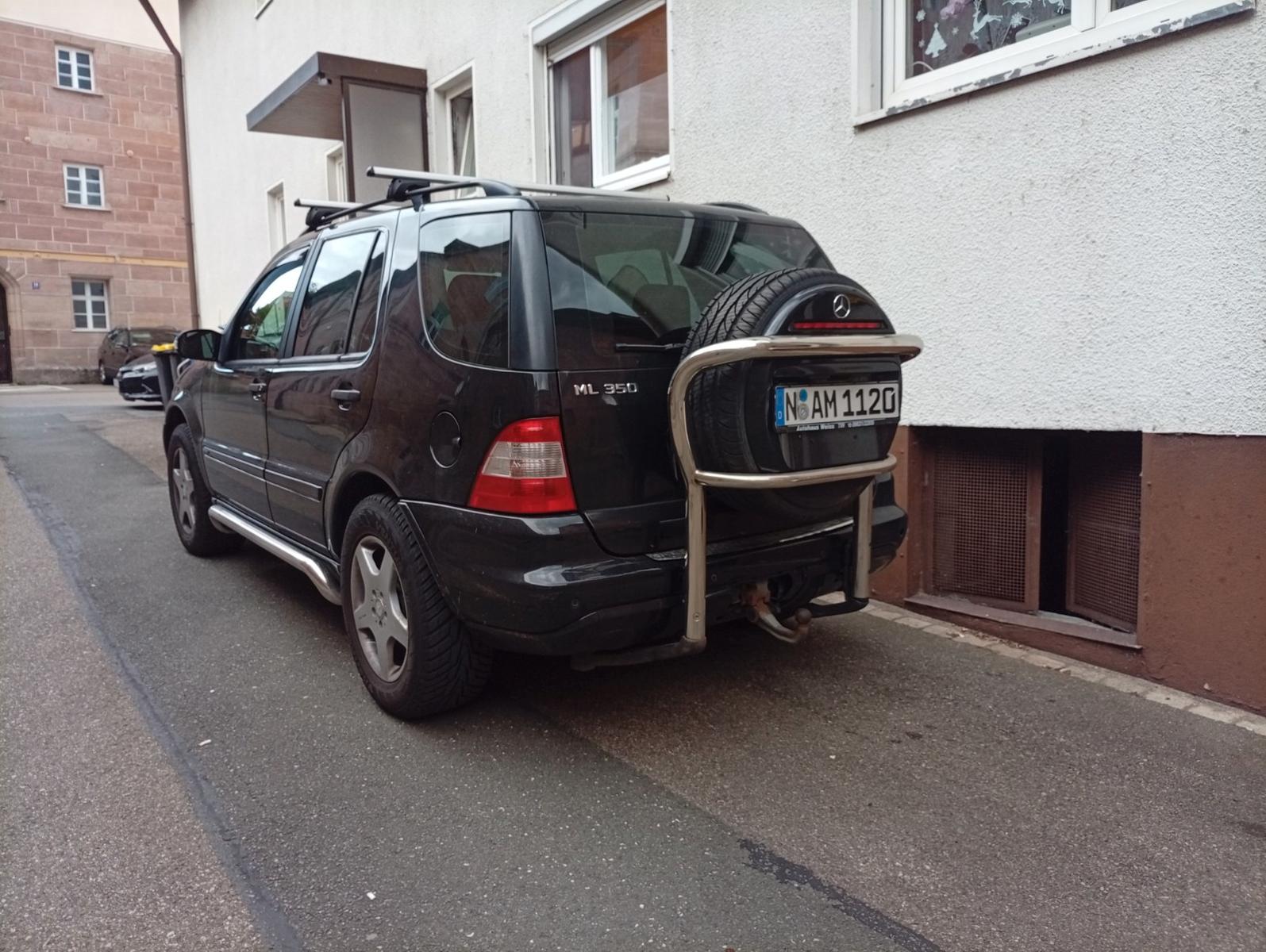 Mercedes-Benz ML350 2004 — rear view