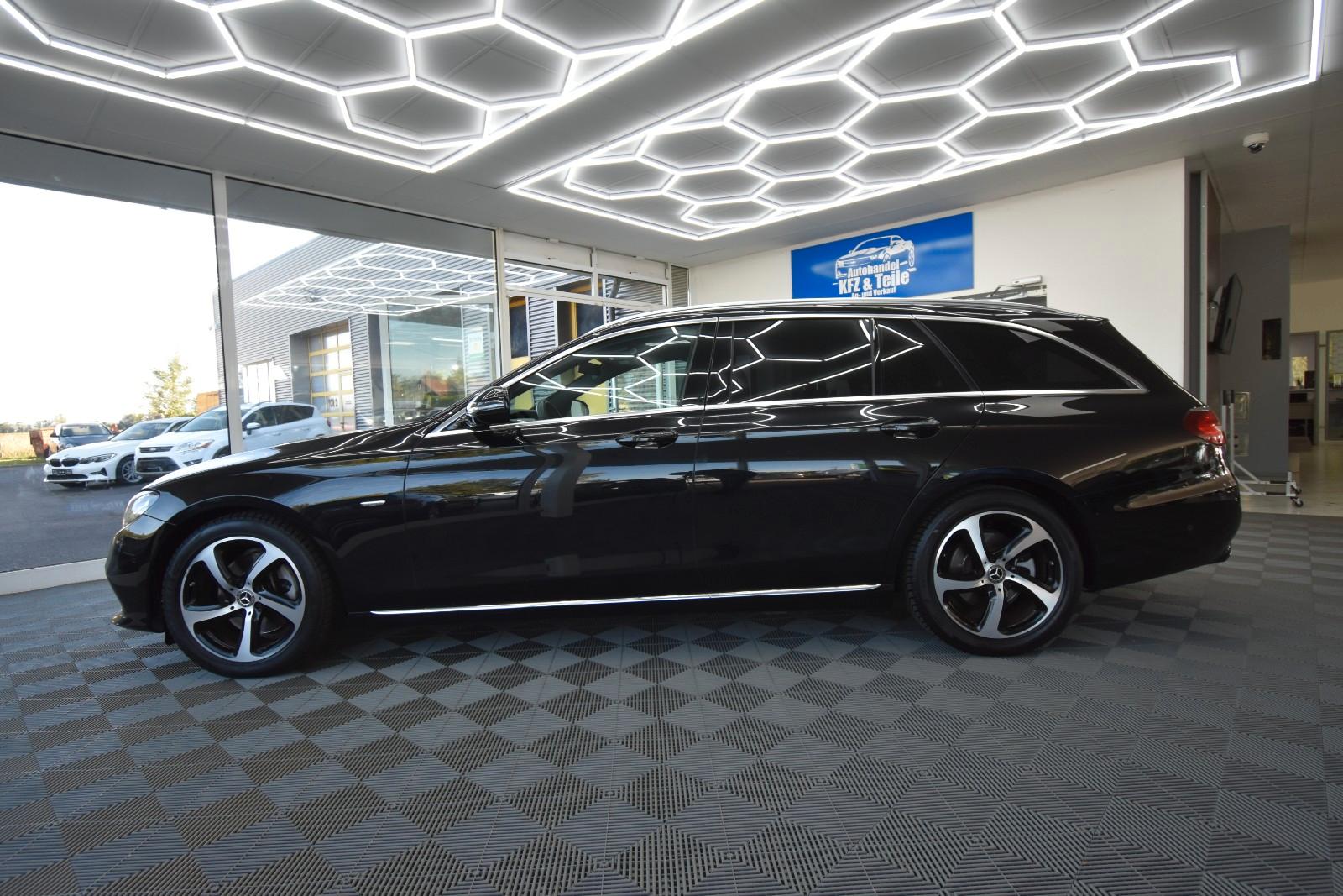 Mercedes-Benz E220d T-Modell LED SHZ RFK Glasdach Sportstyle