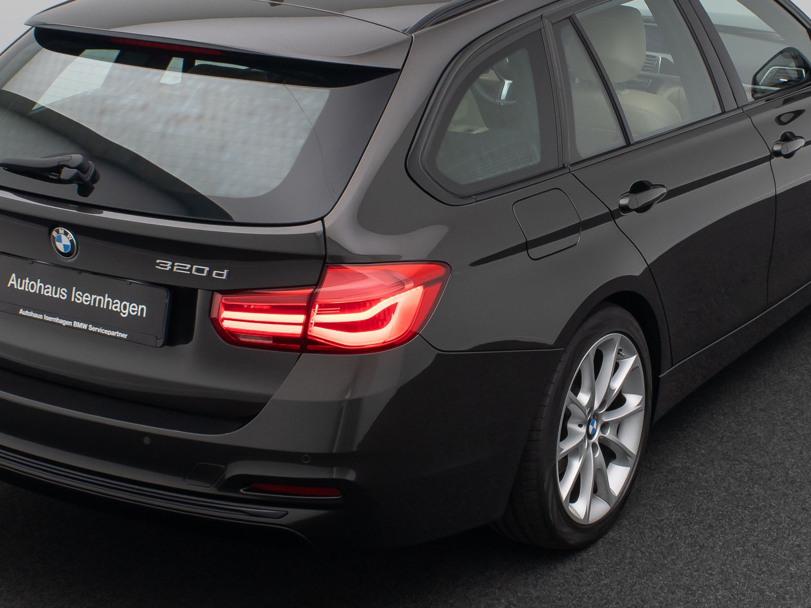 Fahrzeugabbildung BMW 320d SportLine Kamera HiFi NaviPro Alarm Komfort
