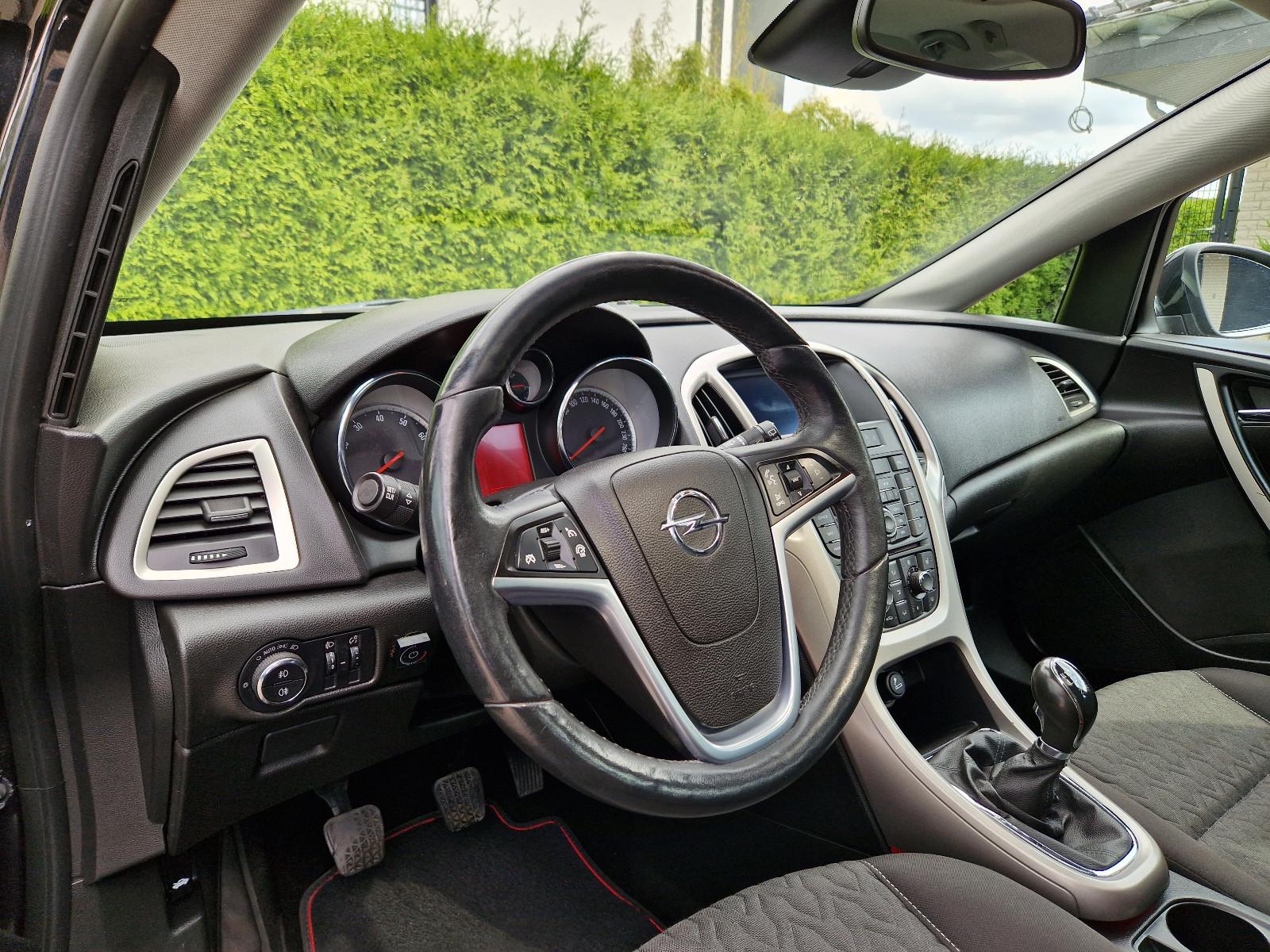 Opel Astra 2013 — фото 11