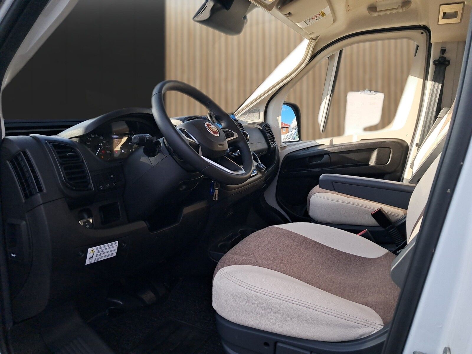 Fahrzeugabbildung Eura Mobil Van V 635 HB Fahrassistenz- & Mondial Plus Paket