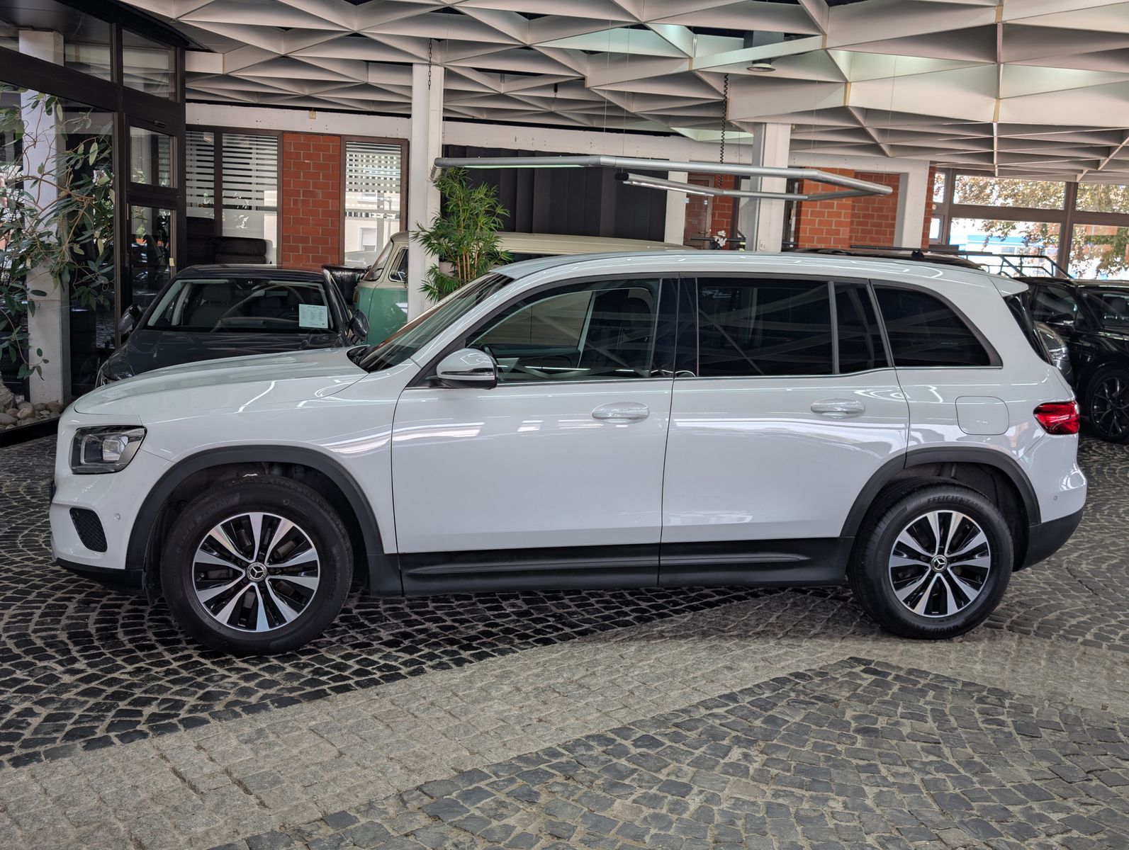 Fahrzeugabbildung Mercedes-Benz GLB 220 d MBUX LEDER VIRT APP KAM LED SHZ ALU