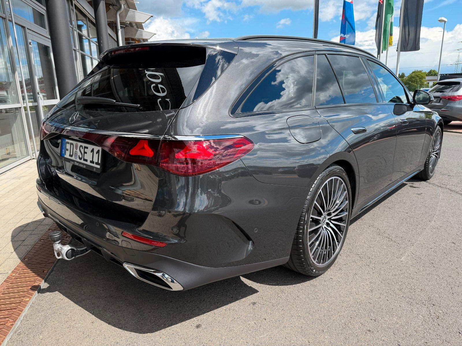 Fahrzeugabbildung Mercedes-Benz E 220 d T AMG Pano+AHK+360°+Distr+Digital+20"