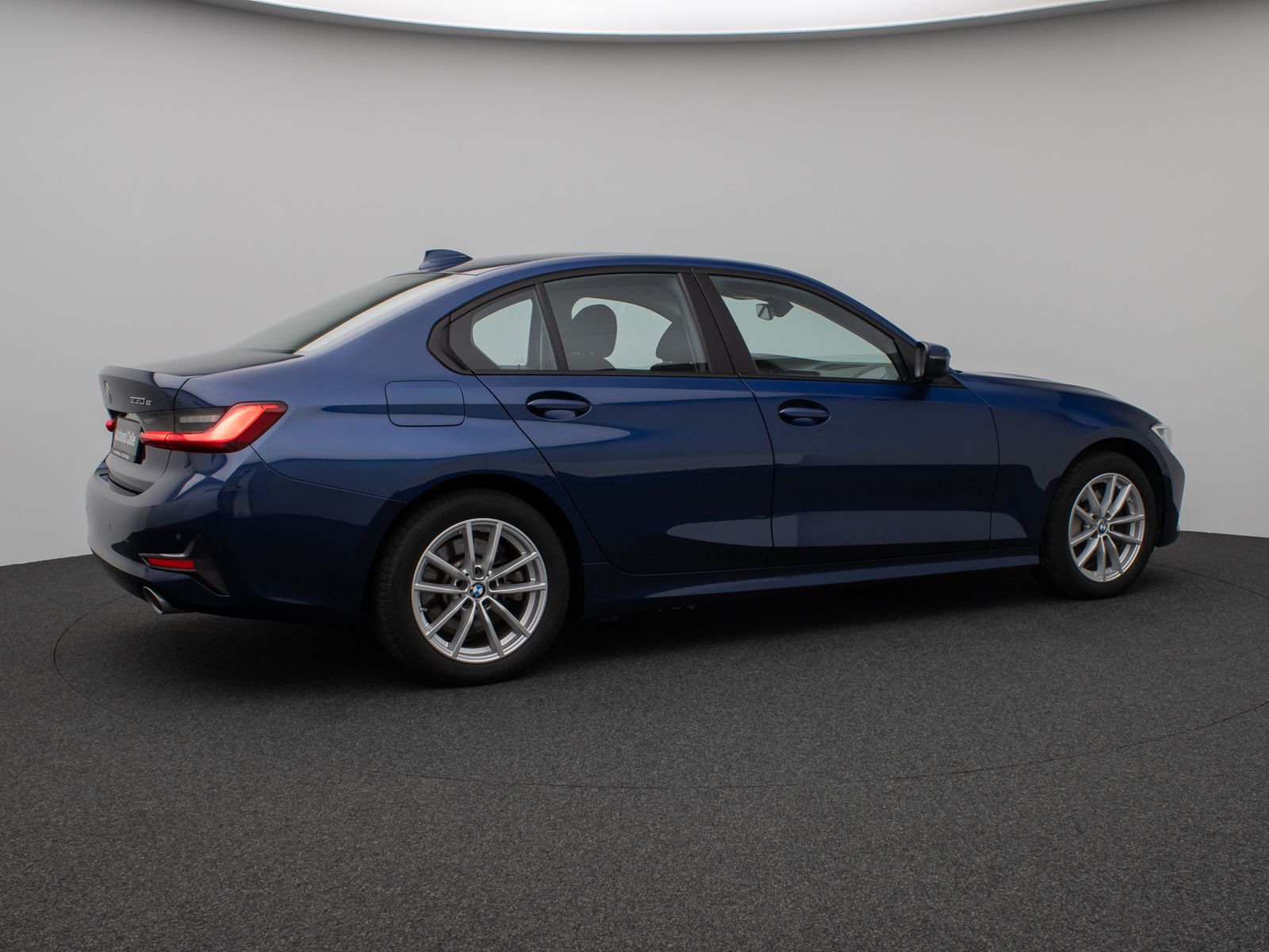 Fahrzeugabbildung BMW 330e CockPitPr Navi PDC Alarm Geschwindigkeitsre