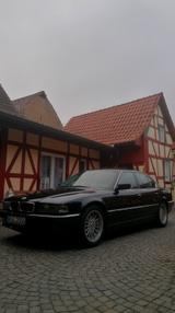 BMW 728i A - - schwarze BMW 728
