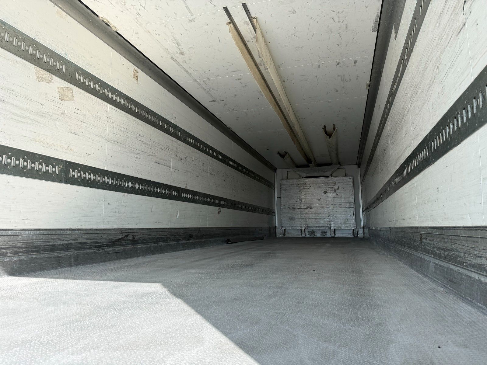 Fahrzeugabbildung Schmitz Cargobull SKO10 Carrier Maxima 1300 LBW Bär 2000kg gelenkt