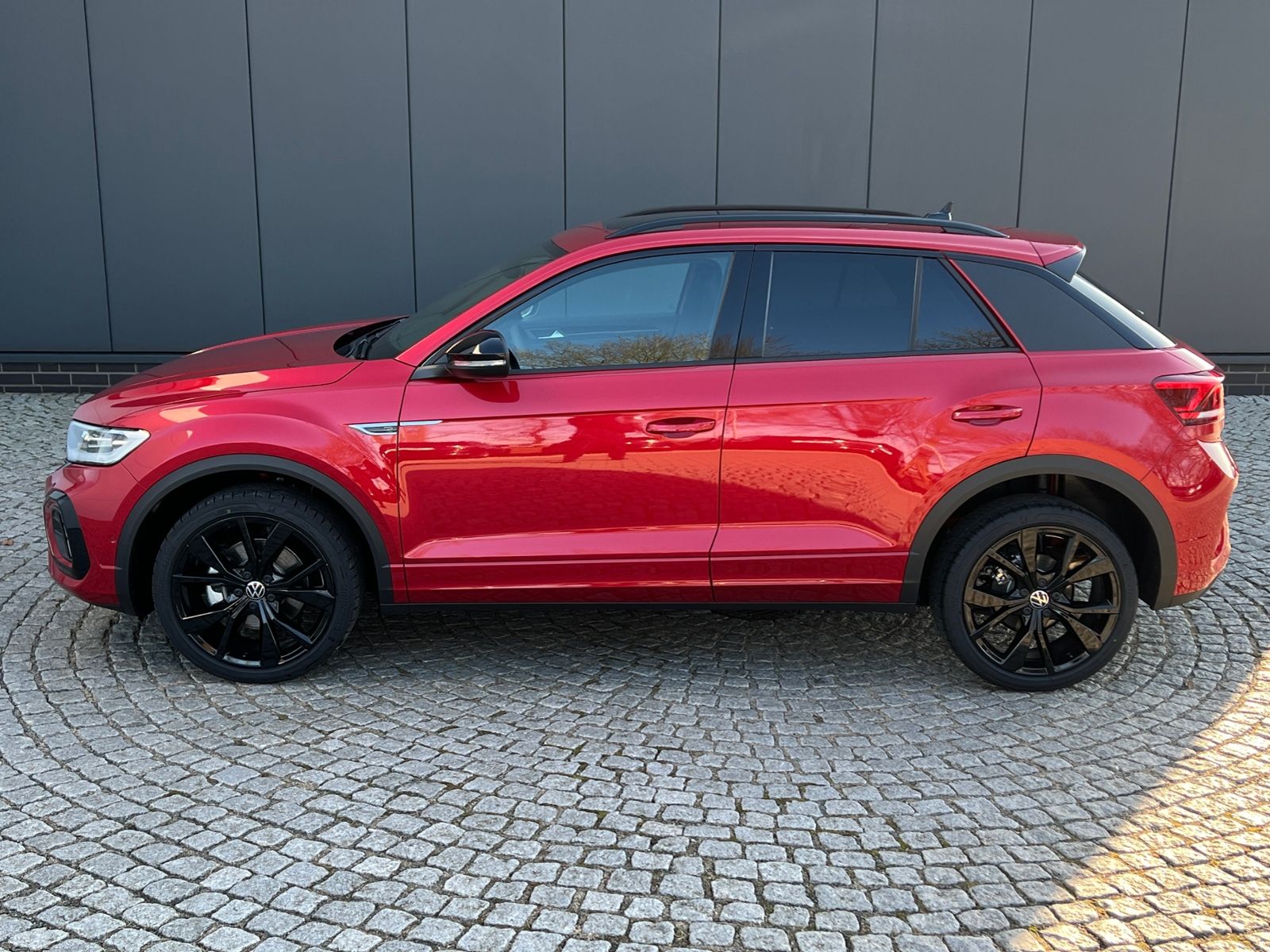 Fahrzeugabbildung Volkswagen T-Roc R-Line 1.5 TSI DSG *AHK, Pano, Black Style