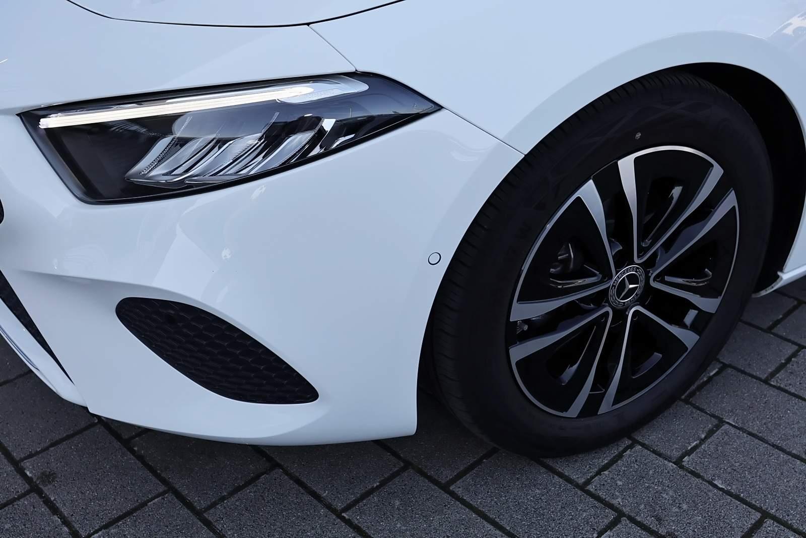 Mercedes-Benz A 180 PANO+KAMERA+CARPLAY+SPURHALTE+MBUX+LED+17"